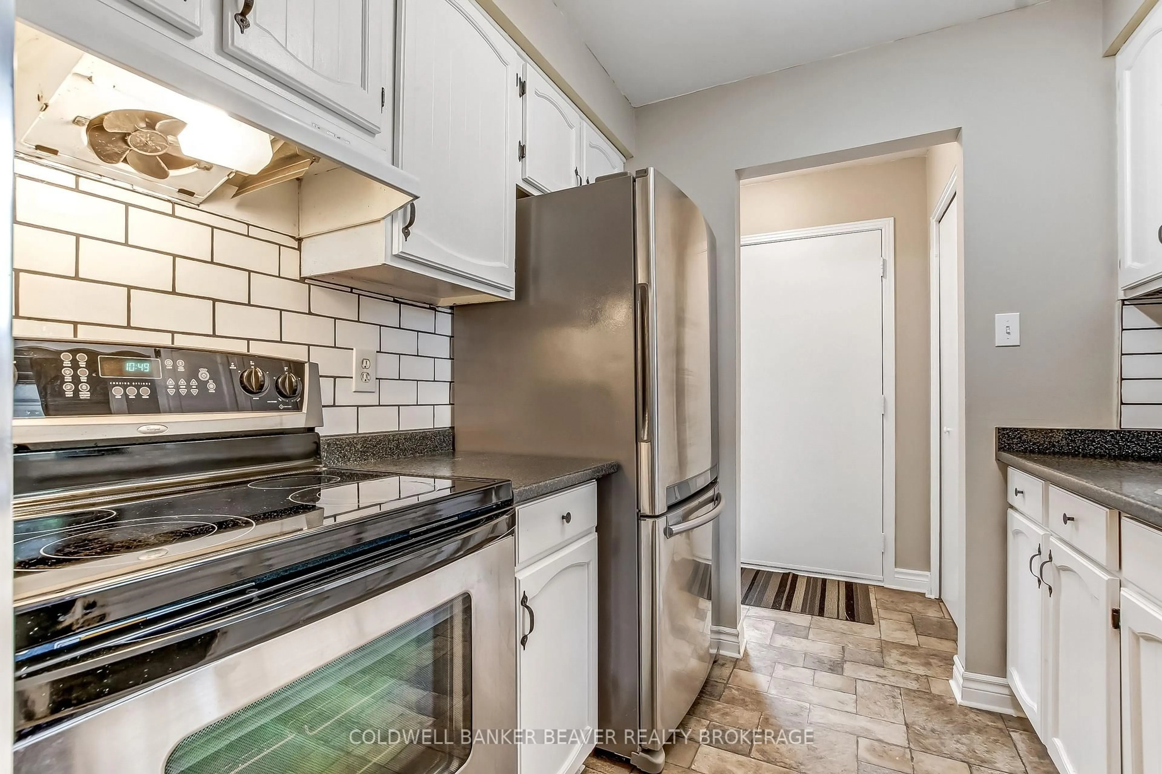 Standard kitchen, ceramic/tile floor for 39 South Edgeware Rd, St. Thomas Ontario N5P 2H5
