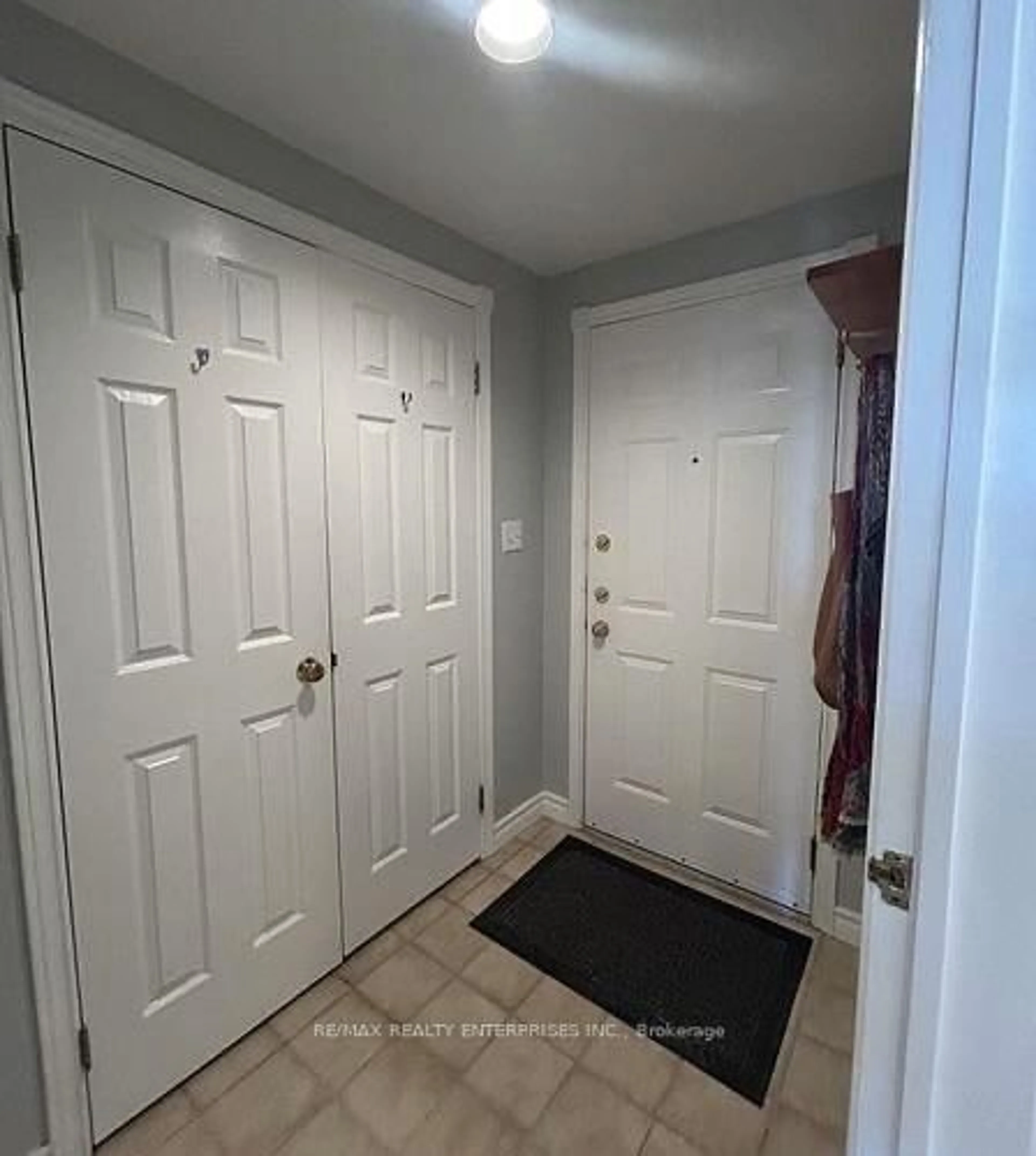 Indoor entryway for 3421 Grandview Forest Hill Dr #5, Huntsville Ontario P1H 2J5