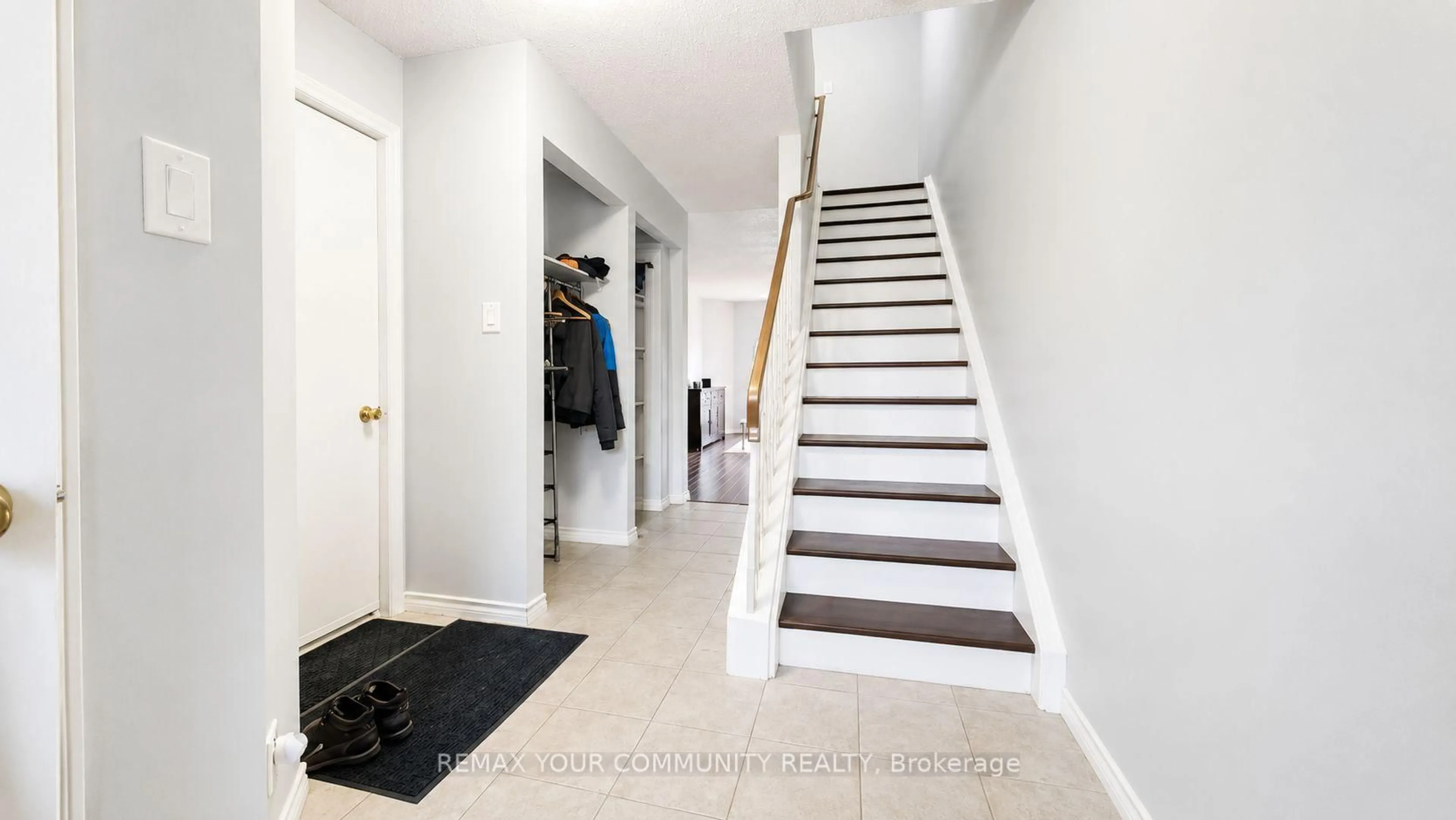 Indoor entryway for 210 Highland Cres #19, Kitchener Ontario N2M 5H7