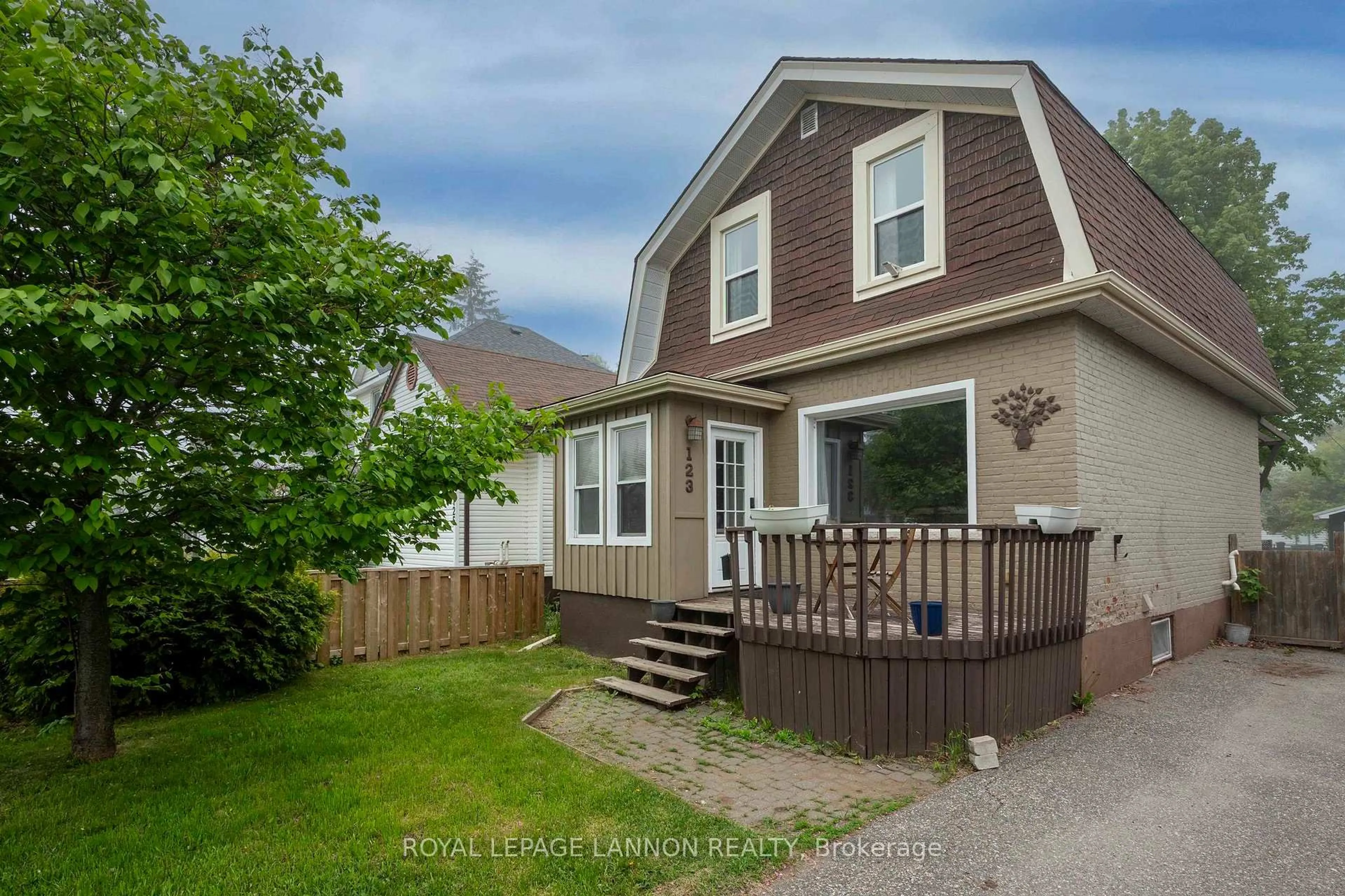 Home with vinyl exterior material, street for 123 FRANCIS St, Thunder Bay Ontario P7E 4B8