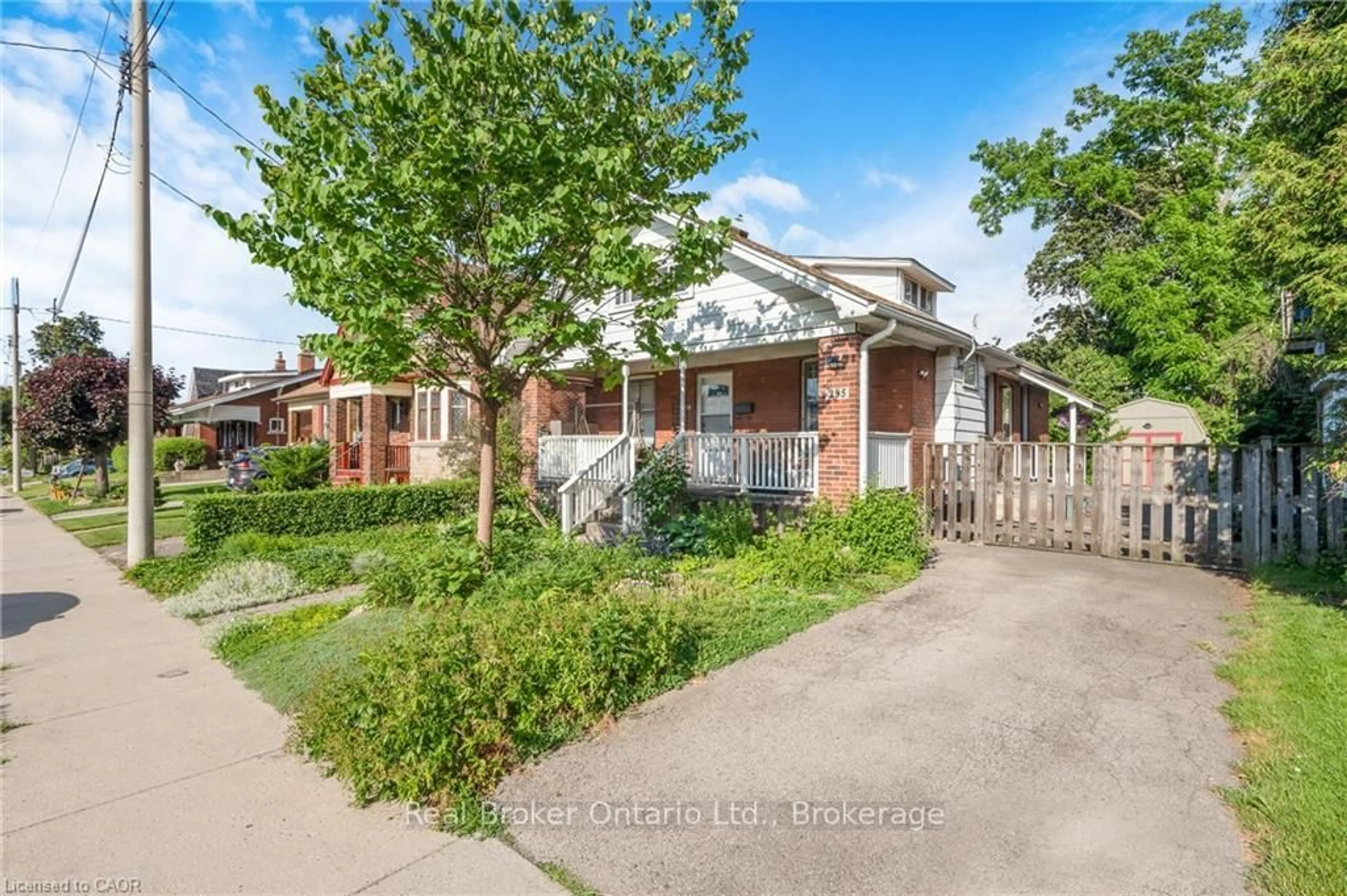 A pic from outside/outdoor area/front of a property/back of a property/a pic from drone, street for 295 Keswick Crt, Hamilton Ontario L8K 2S6