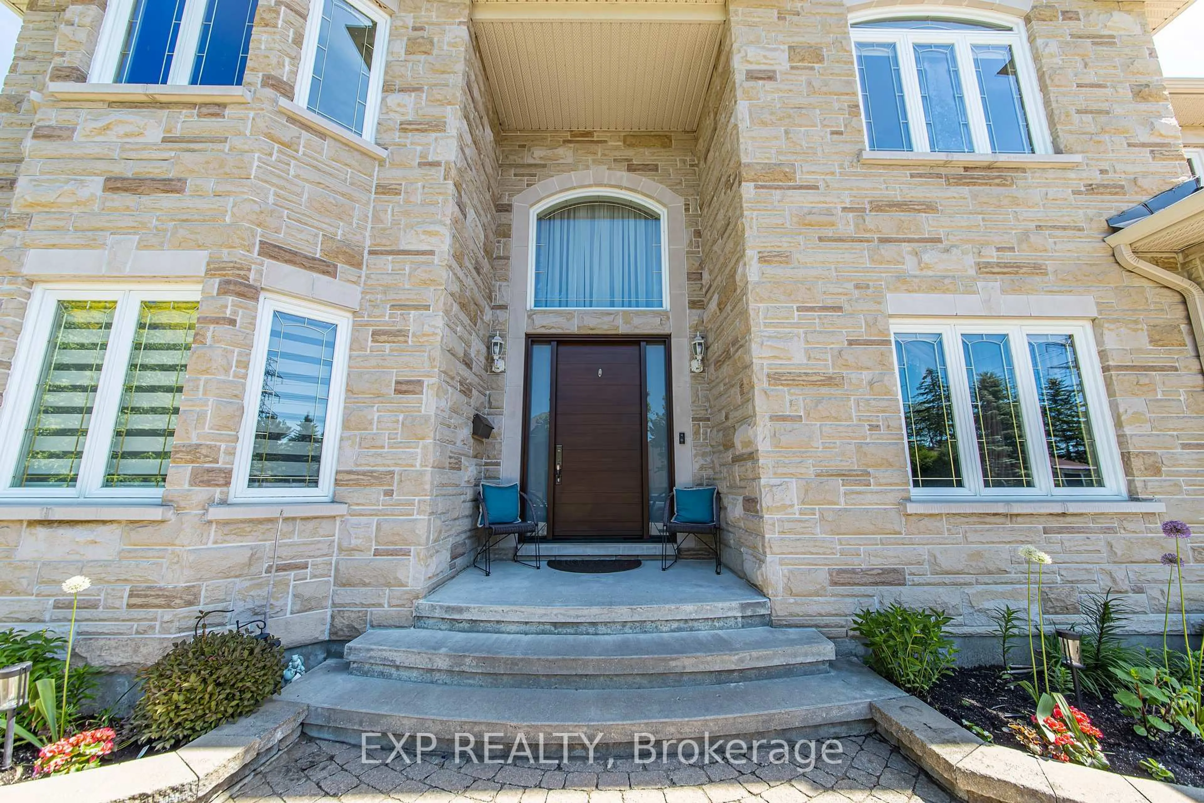 Indoor entryway for 62 Lotta Ave, Ottawa Ontario K2G 2B5