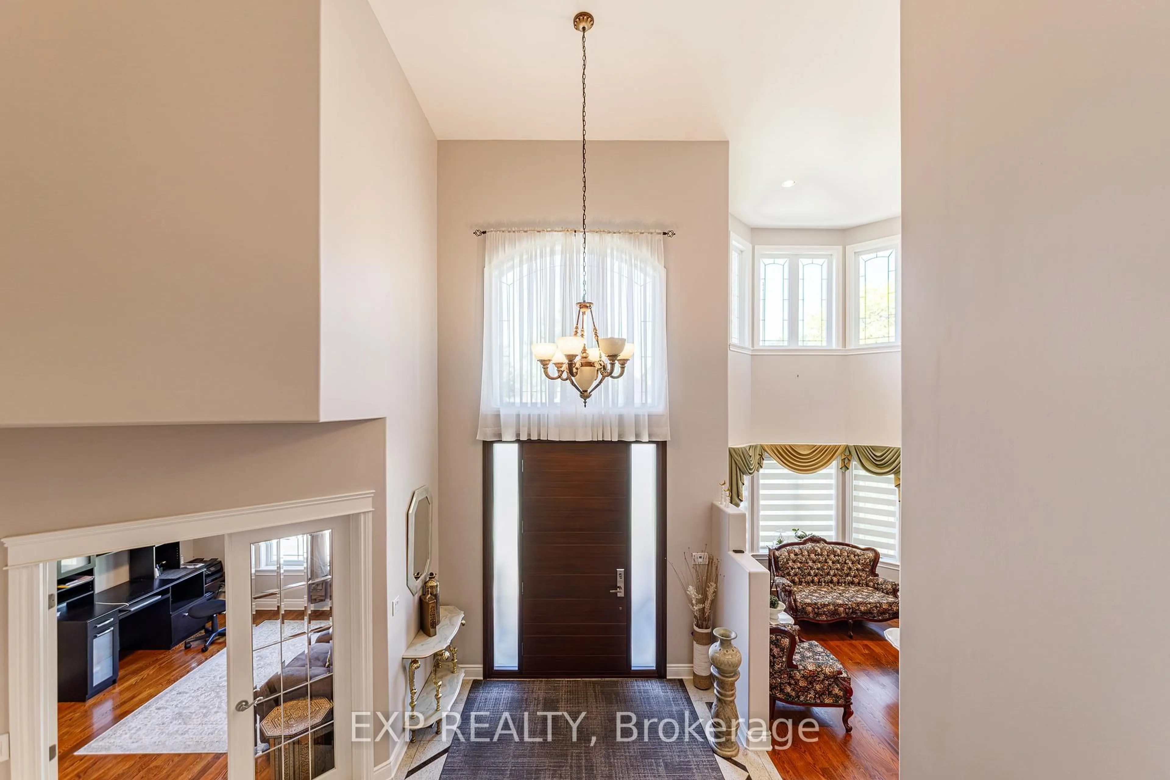 Indoor entryway for 62 Lotta Ave, Ottawa Ontario K2G 2B5