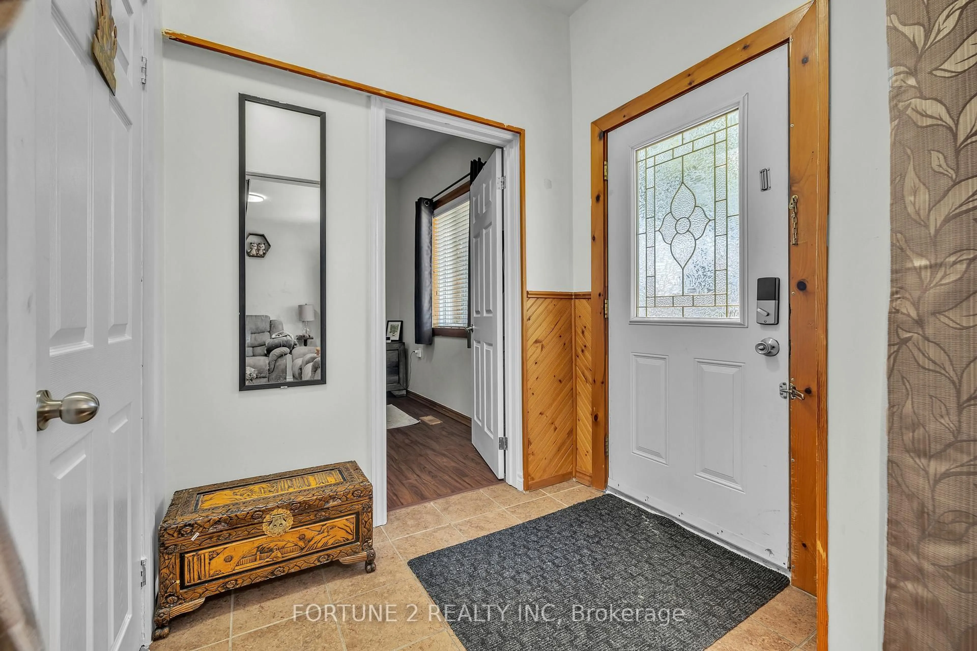 Indoor entryway for 570 Pall Mall St, London East Ontario N5Y 2Z7