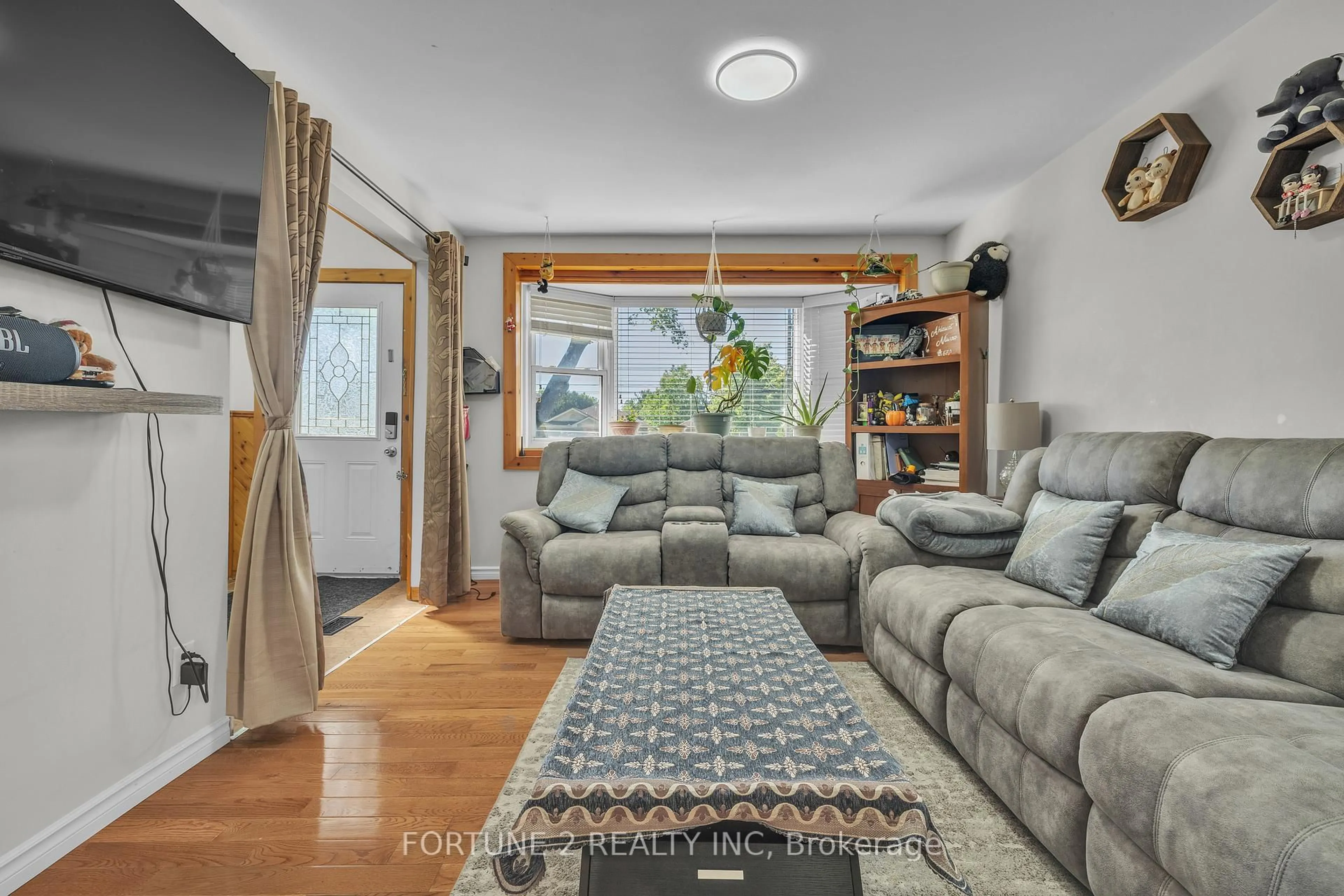 Living room with furniture, unknown for 570 Pall Mall St, London East Ontario N5Y 2Z7