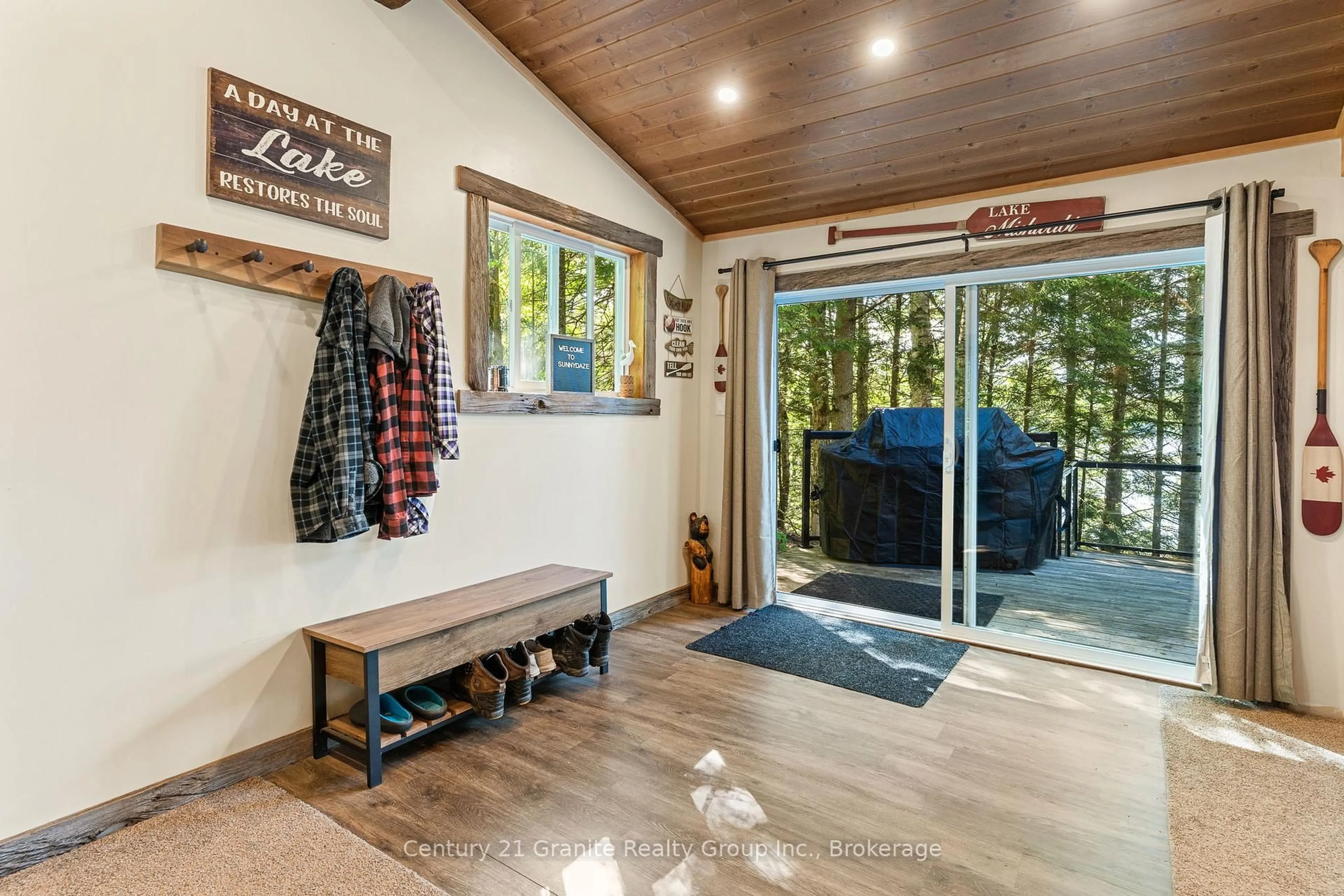 Indoor entryway for 1075 Wampum Rd, Dysart et al Ontario K0M 1S0