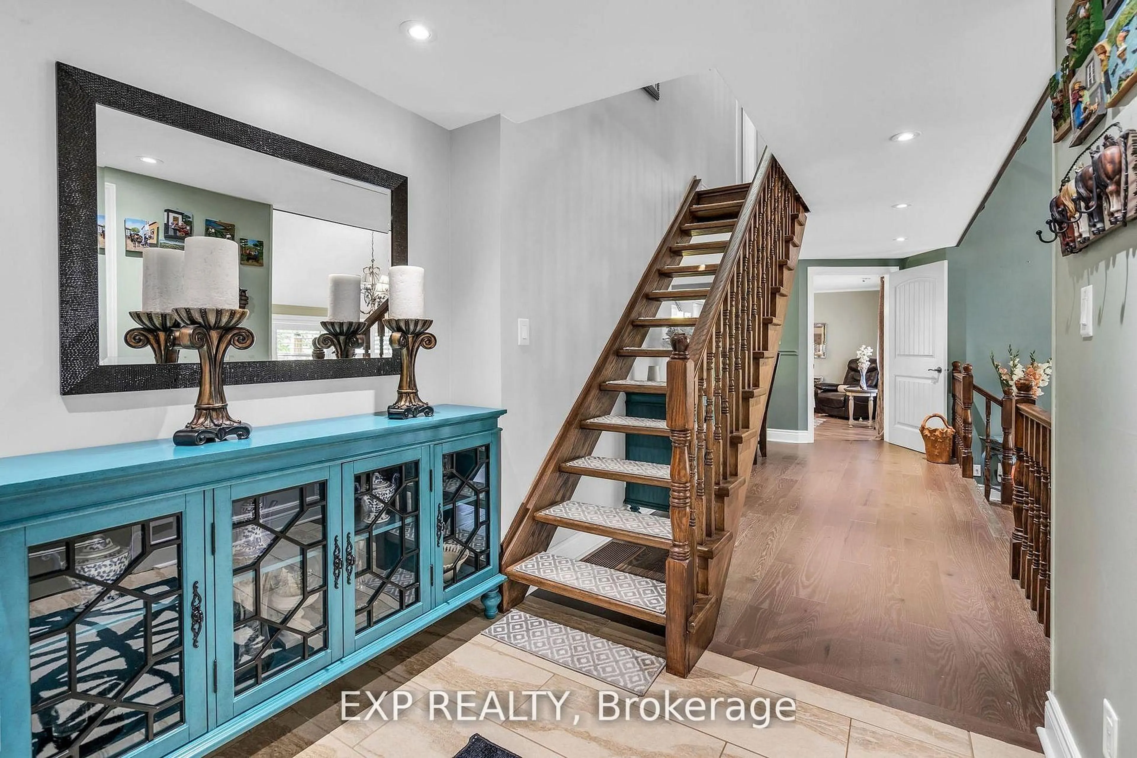 Indoor entryway for 180 Brophy's Lane, Blue Mountains Ontario L9Y 0K5