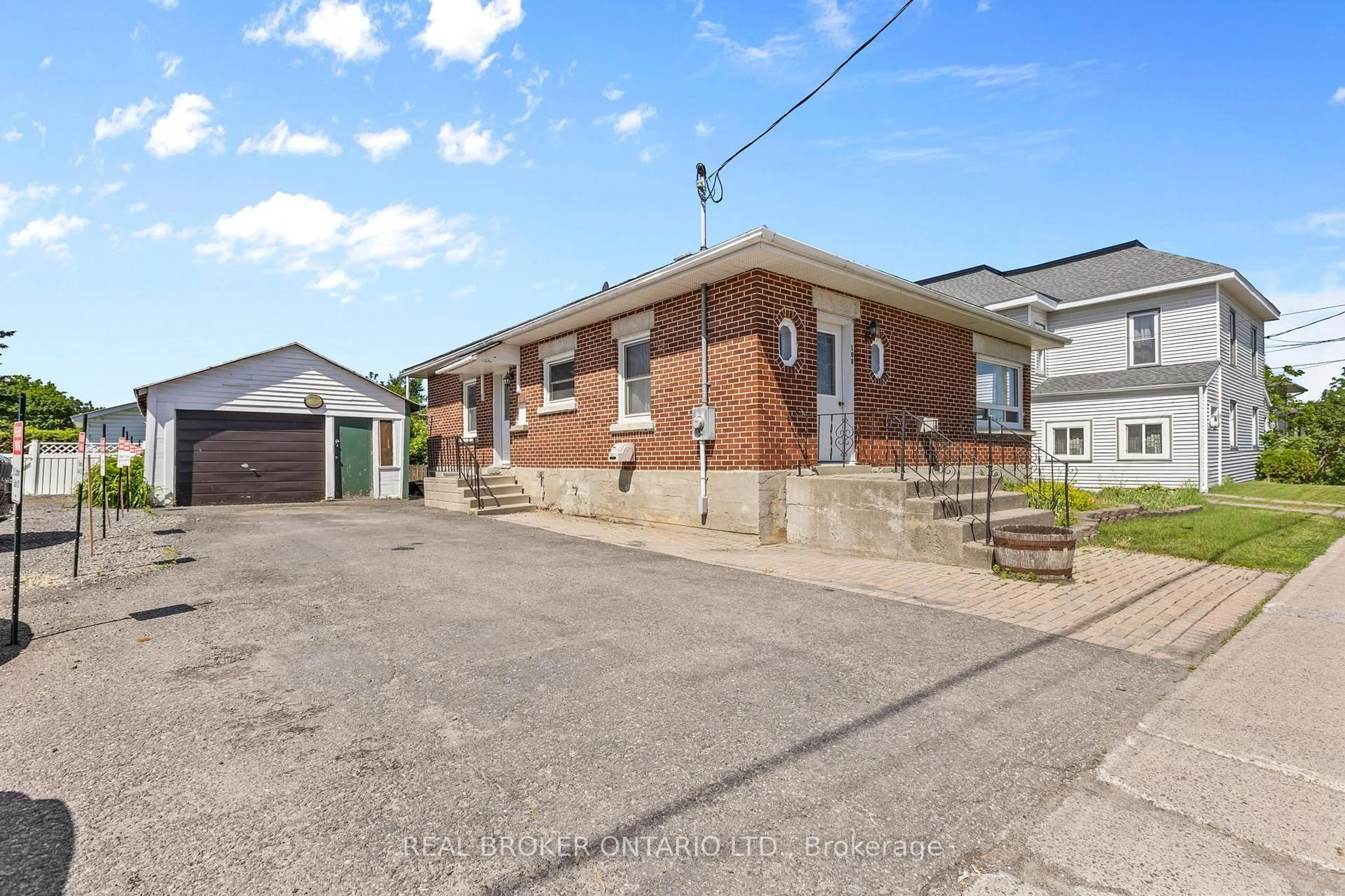A pic from outside/outdoor area/front of a property/back of a property/a pic from drone, street for 108 Rideau St, North Grenville Ontario K0G 1J0