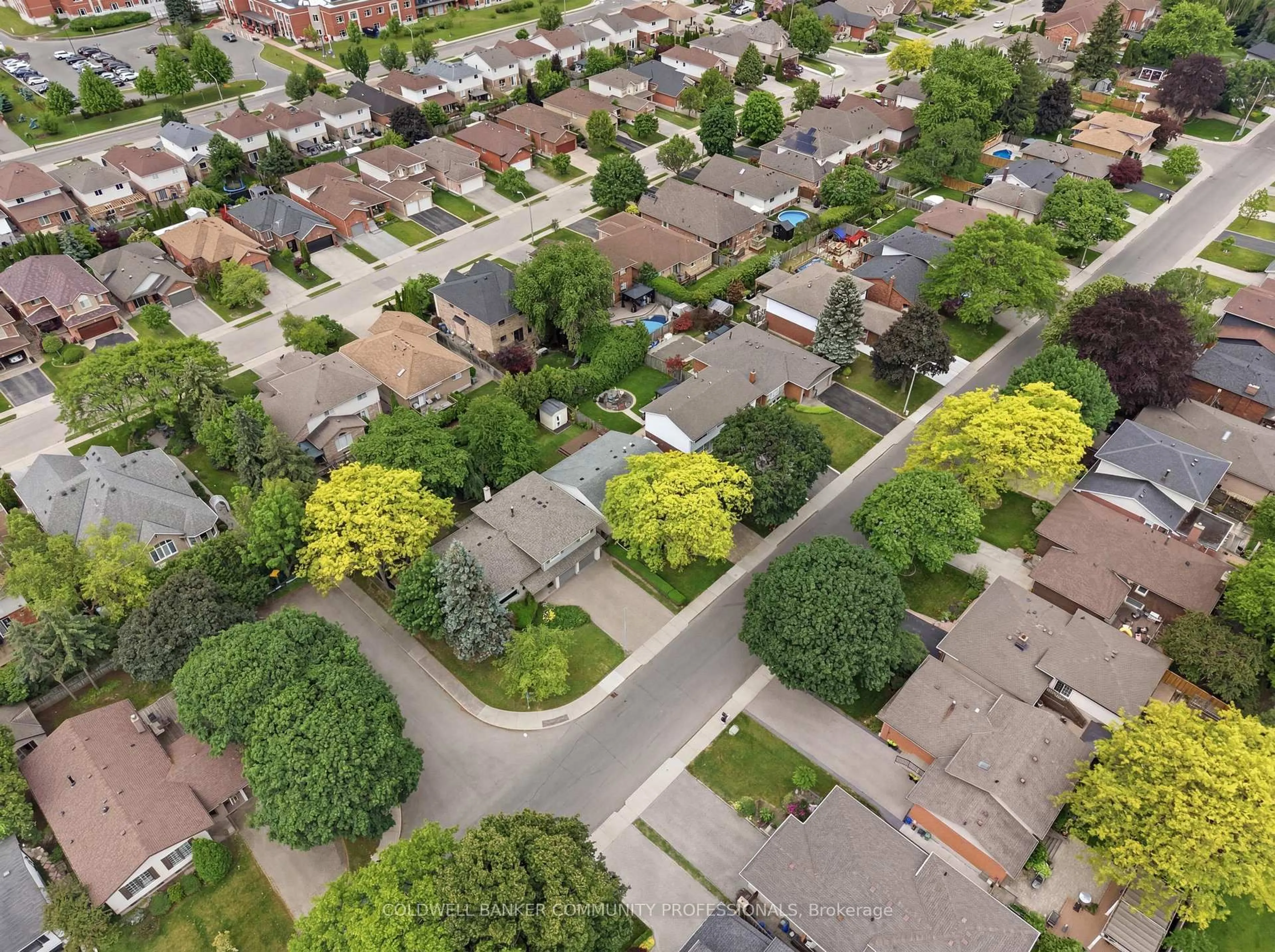 A pic from outside/outdoor area/front of a property/back of a property/a pic from drone, street for 61 San Pedro Dr, Hamilton Ontario L9C 2C4
