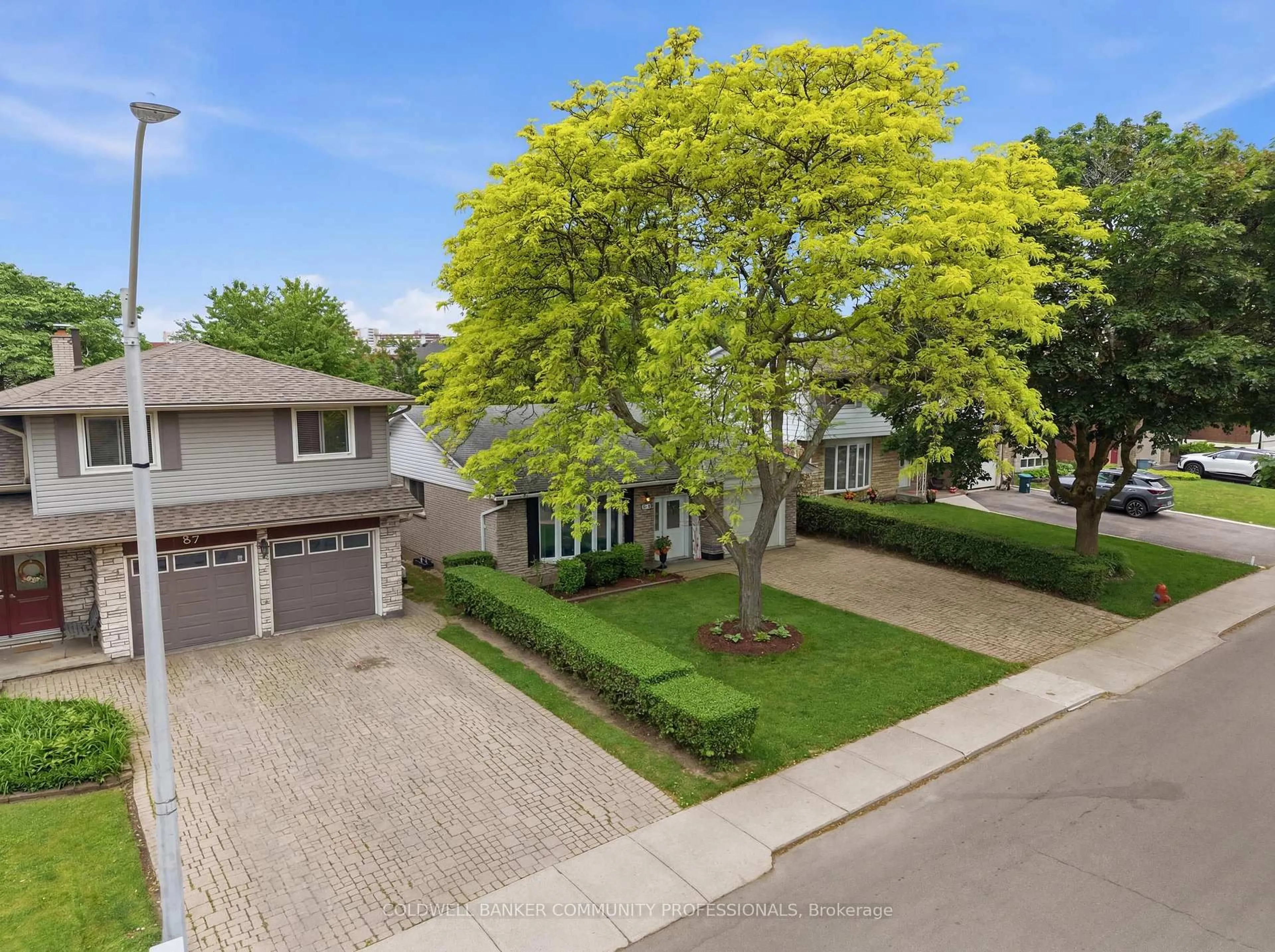A pic from outside/outdoor area/front of a property/back of a property/a pic from drone, street for 61 San Pedro Dr, Hamilton Ontario L9C 2C4