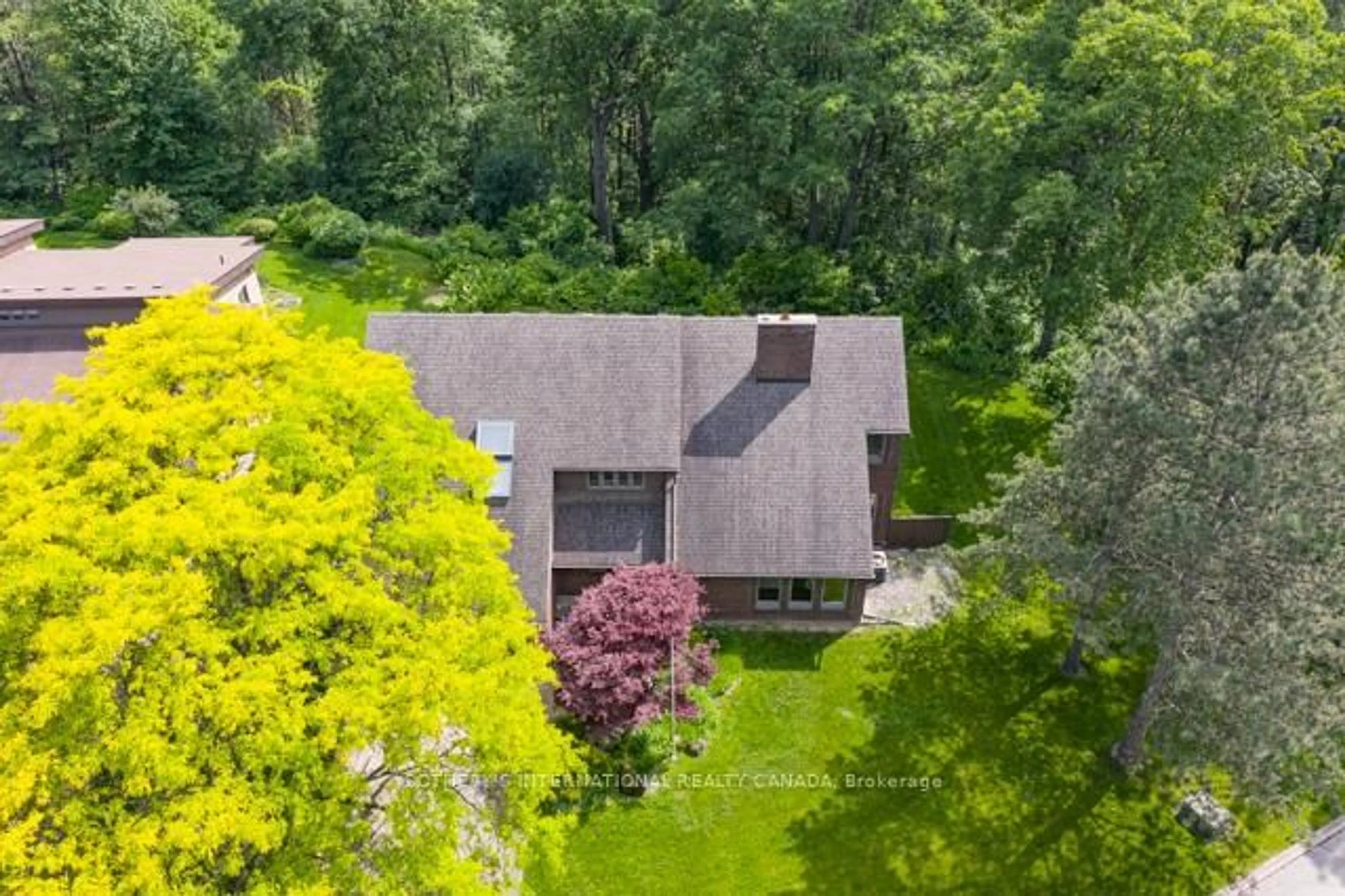 A pic from outside/outdoor area/front of a property/back of a property/a pic from drone, unknown for 20 Ridgeview Crt, Hamilton Ontario L9G 3X9