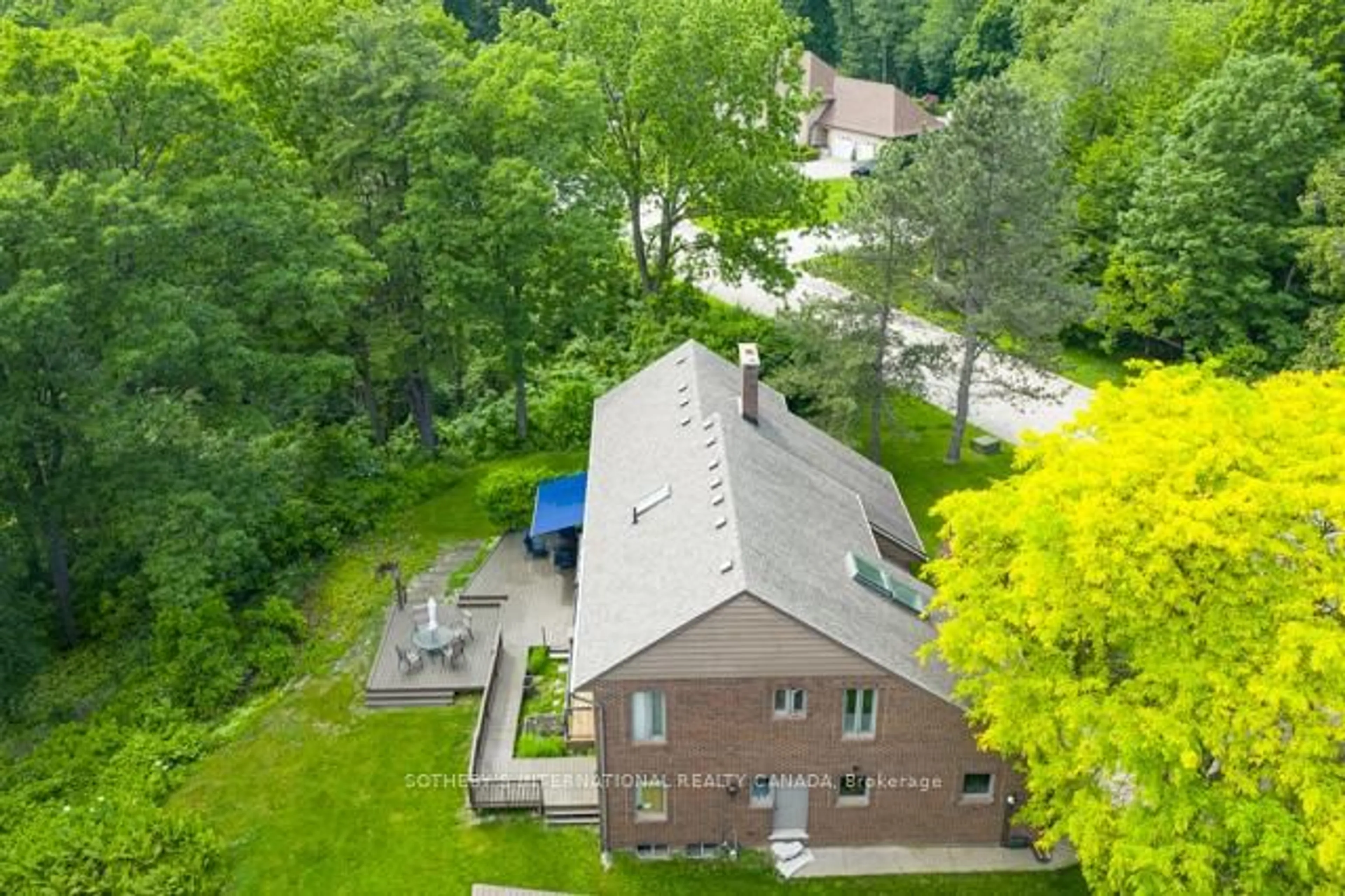 A pic from outside/outdoor area/front of a property/back of a property/a pic from drone, unknown for 20 Ridgeview Crt, Hamilton Ontario L9G 3X9