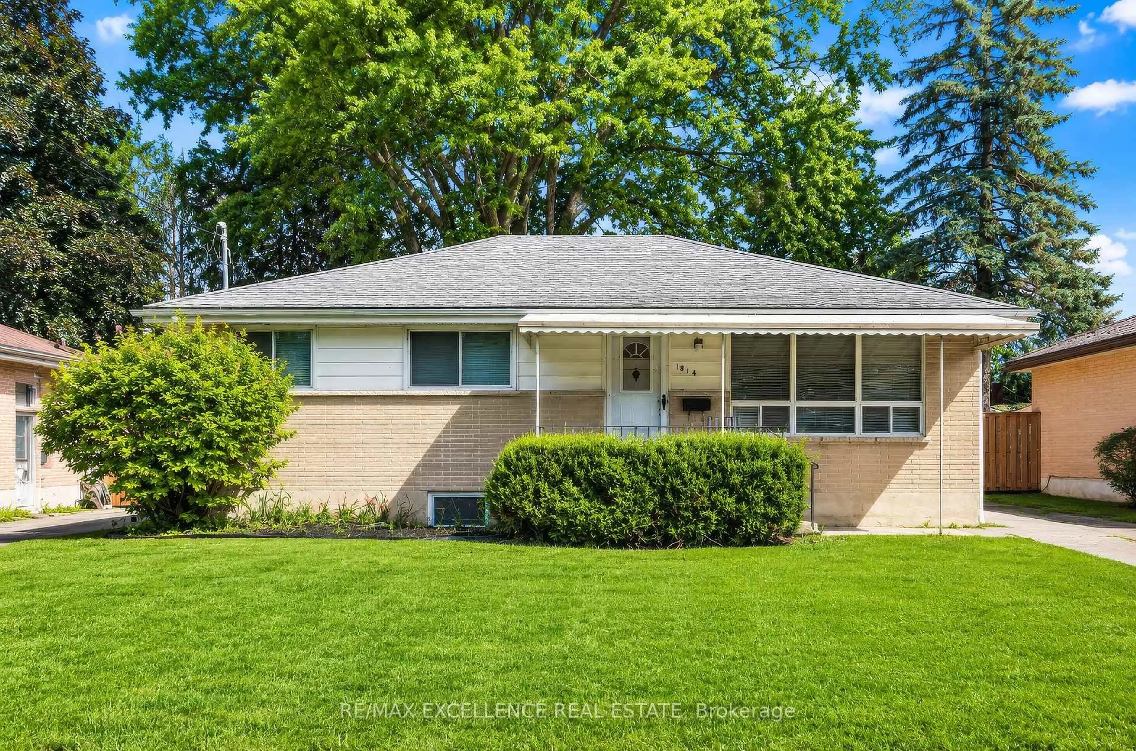 Home with vinyl exterior material, street for 1814 Whitehall Dr, London East Ontario N5W 1Z3