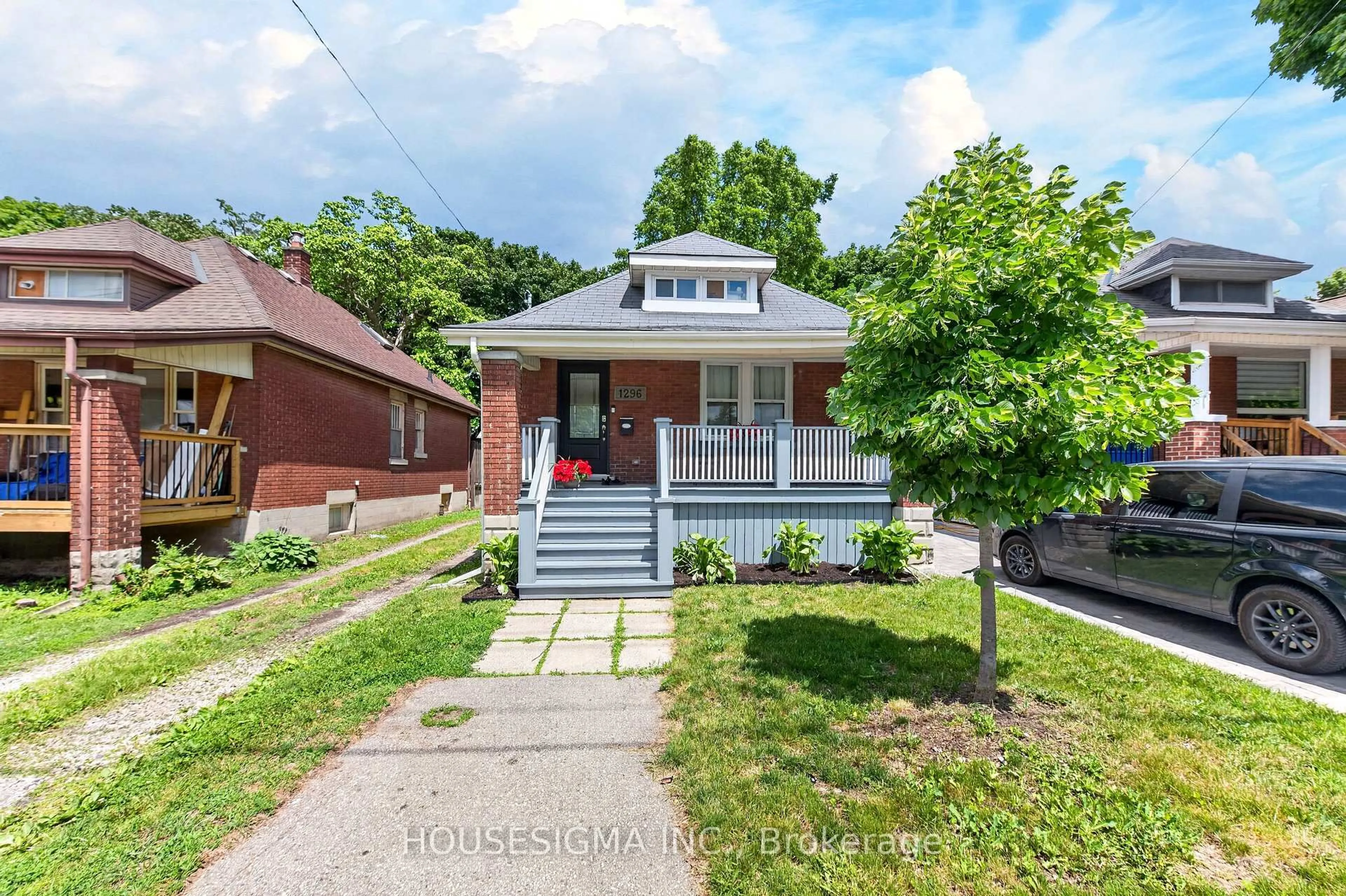 A pic from outside/outdoor area/front of a property/back of a property/a pic from drone, street for 1296 York St, London East Ontario N5W 2V4