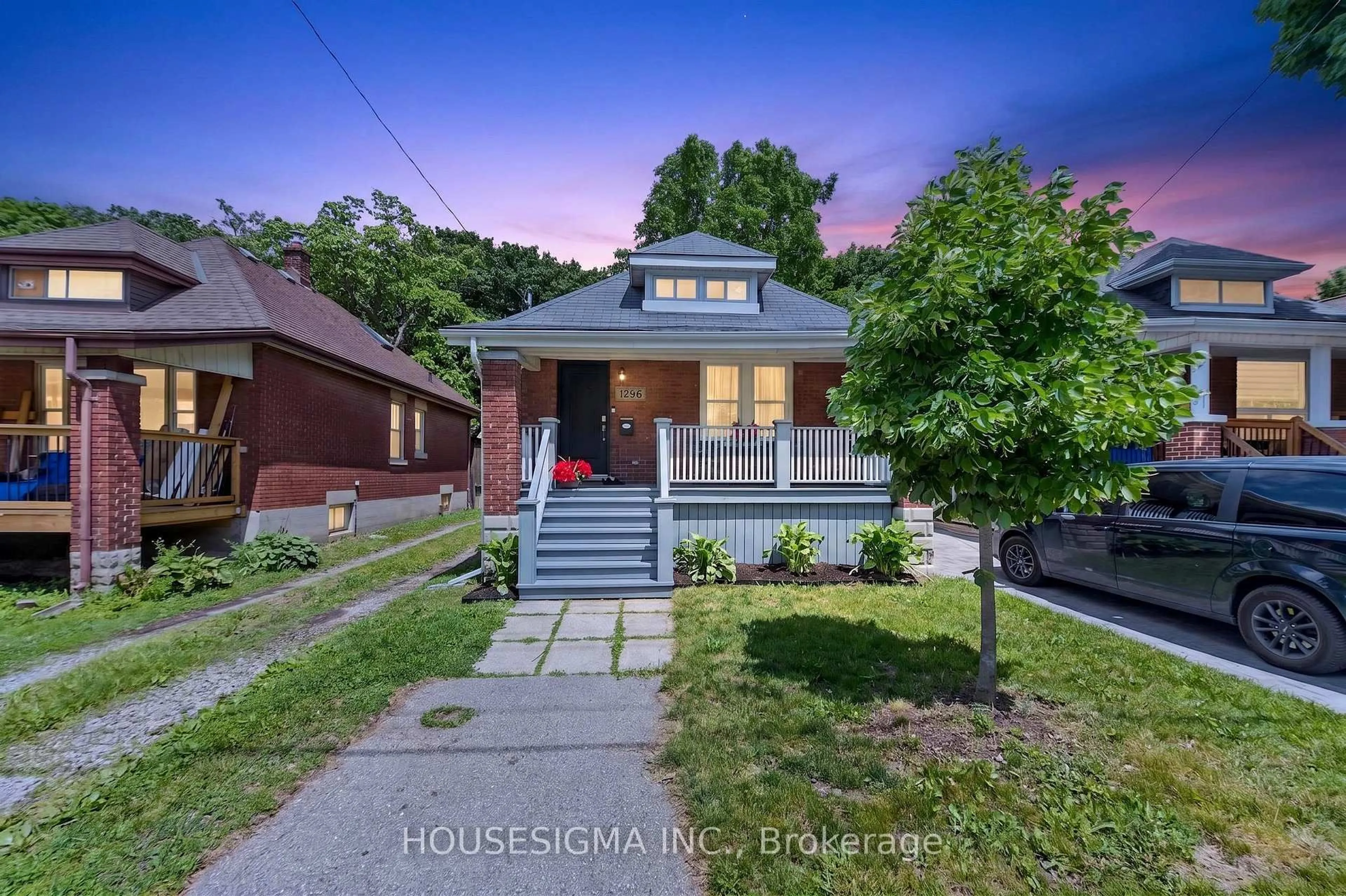 A pic from outside/outdoor area/front of a property/back of a property/a pic from drone, street for 1296 York St, London East Ontario N5W 2V4