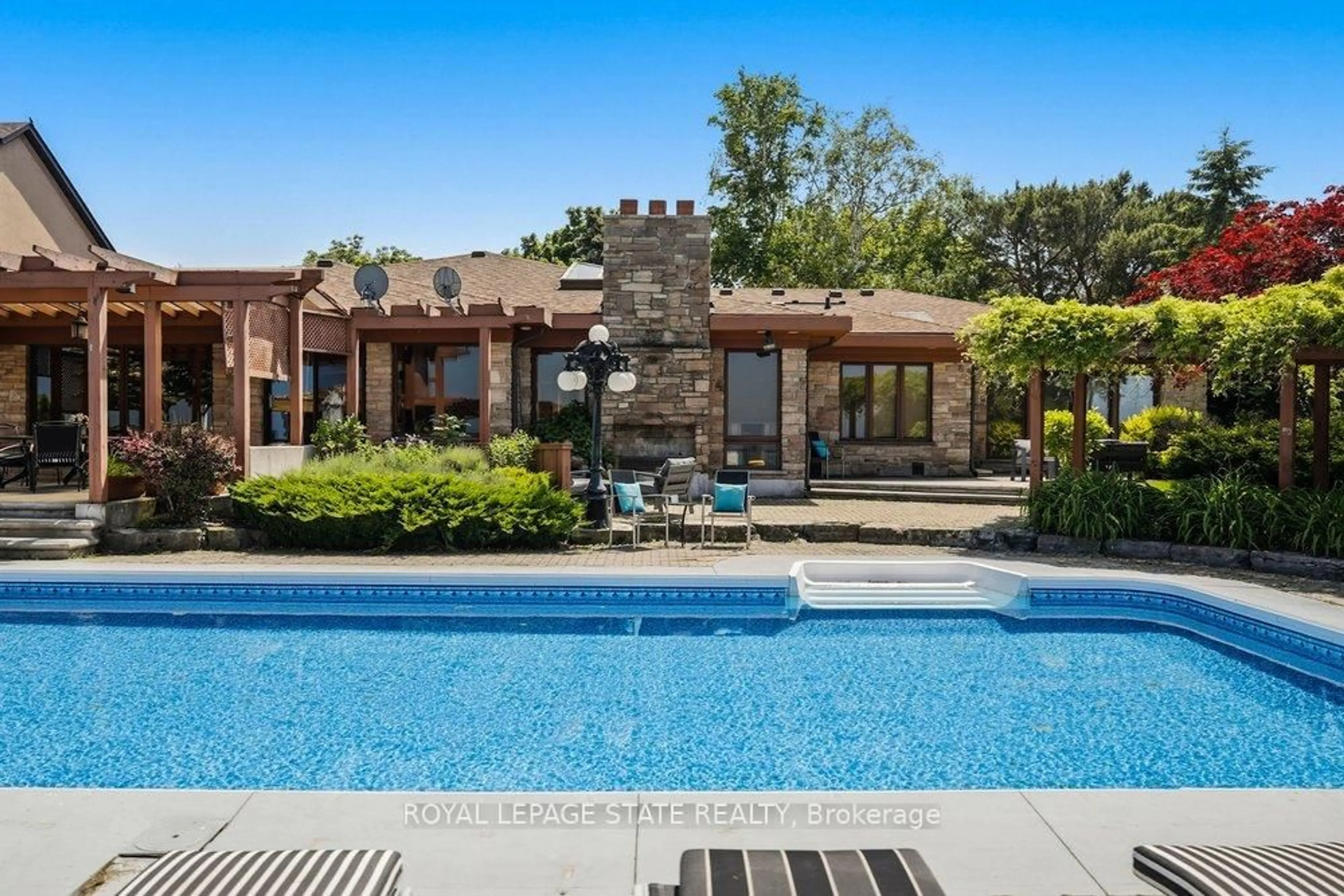 Pool for 7 Lakegate Dr, Hamilton Ontario L8E 3T7