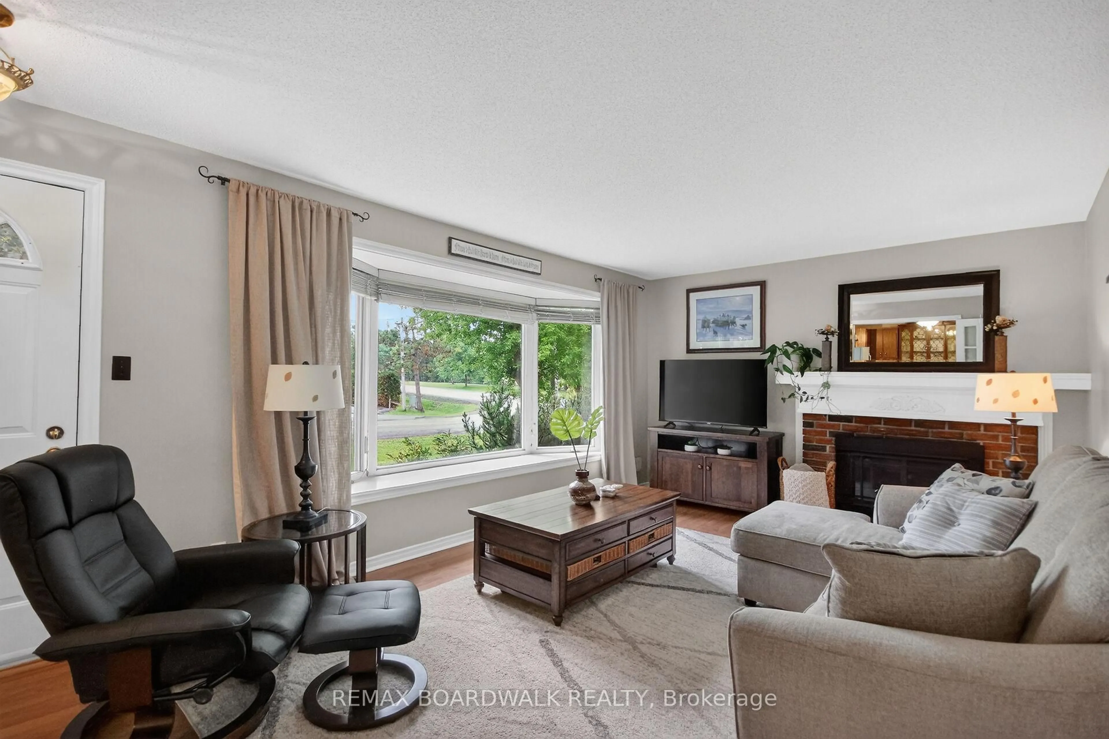 Living room with furniture, unknown for 6963 Marco St, Ottawa Ontario K4P 1C4