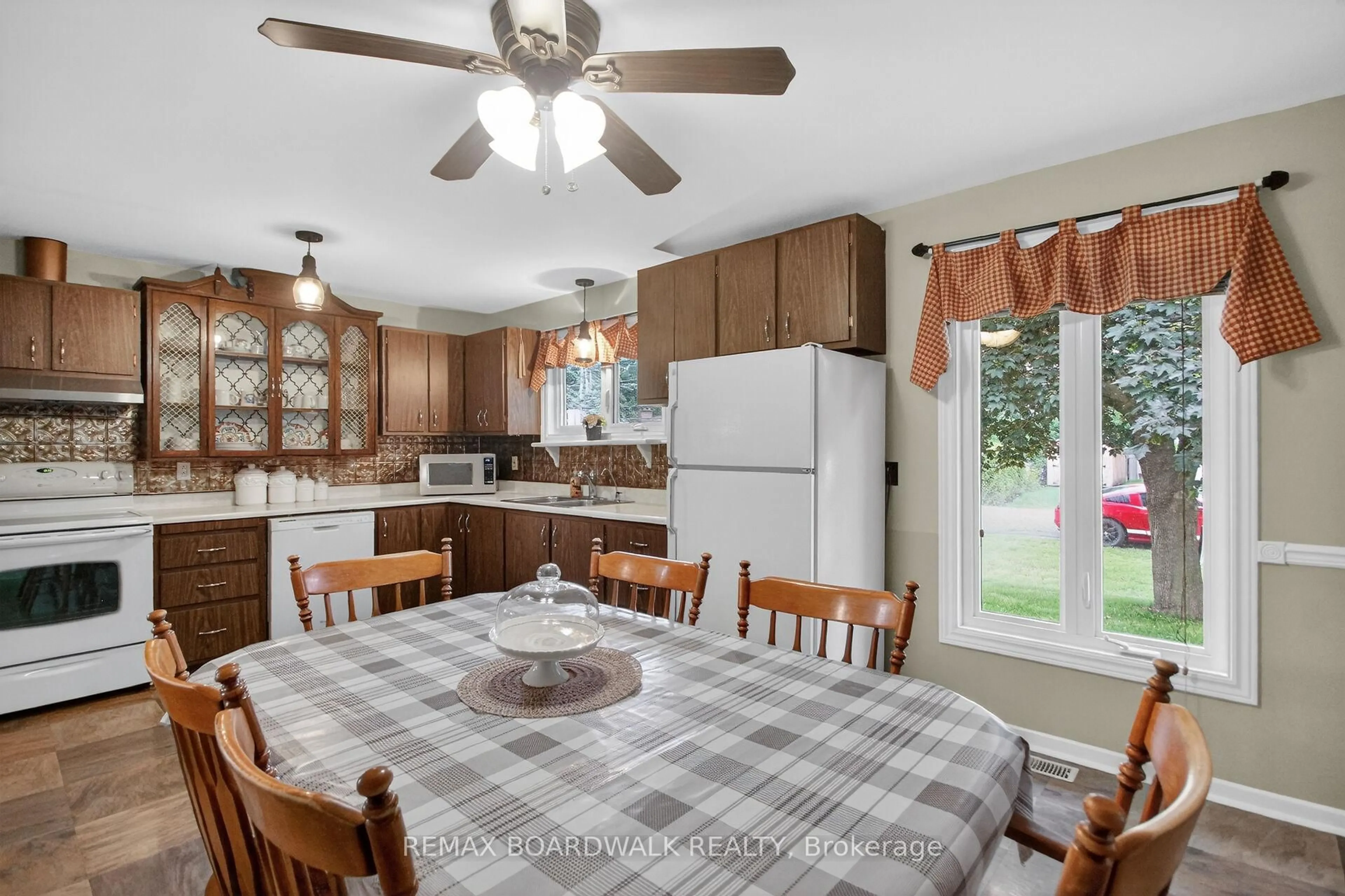 Open concept kitchen, ceramic/tile floor for 6963 Marco St, Ottawa Ontario K4P 1C4