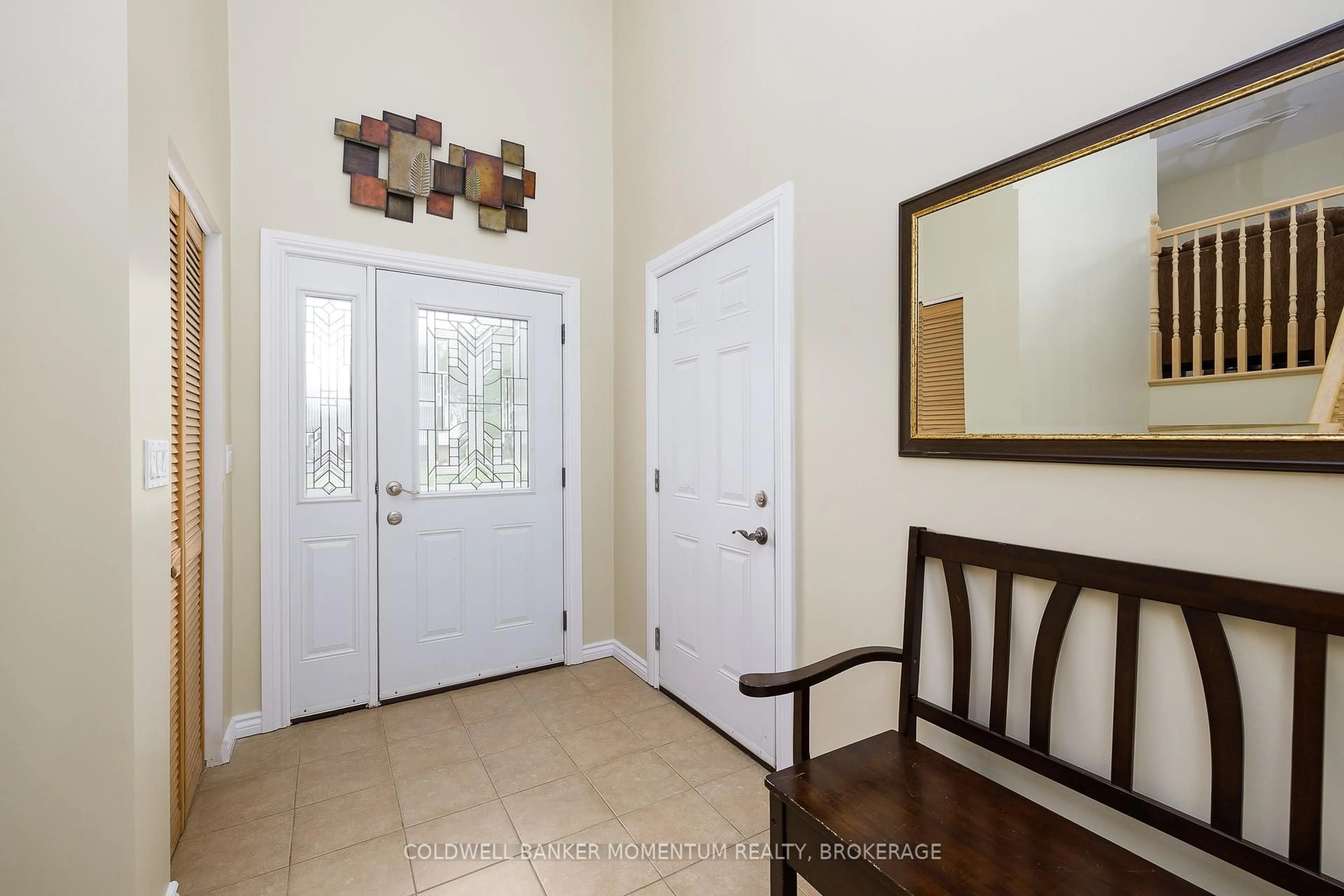 Indoor entryway for 346 Helen St, Fort Erie Ontario L0S 1B0