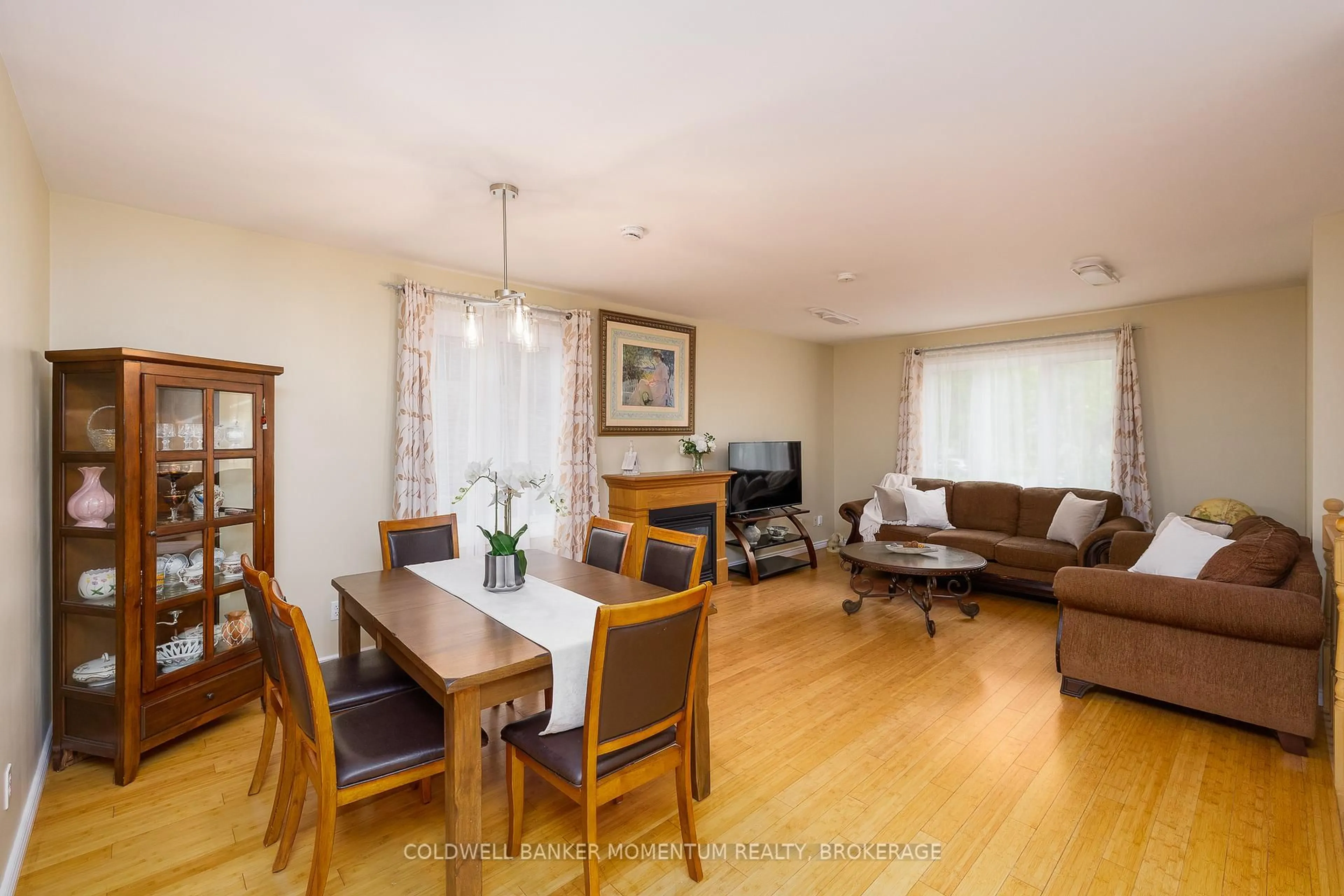 Living room with furniture, wood/laminate floor for 346 Helen St, Fort Erie Ontario L0S 1B0