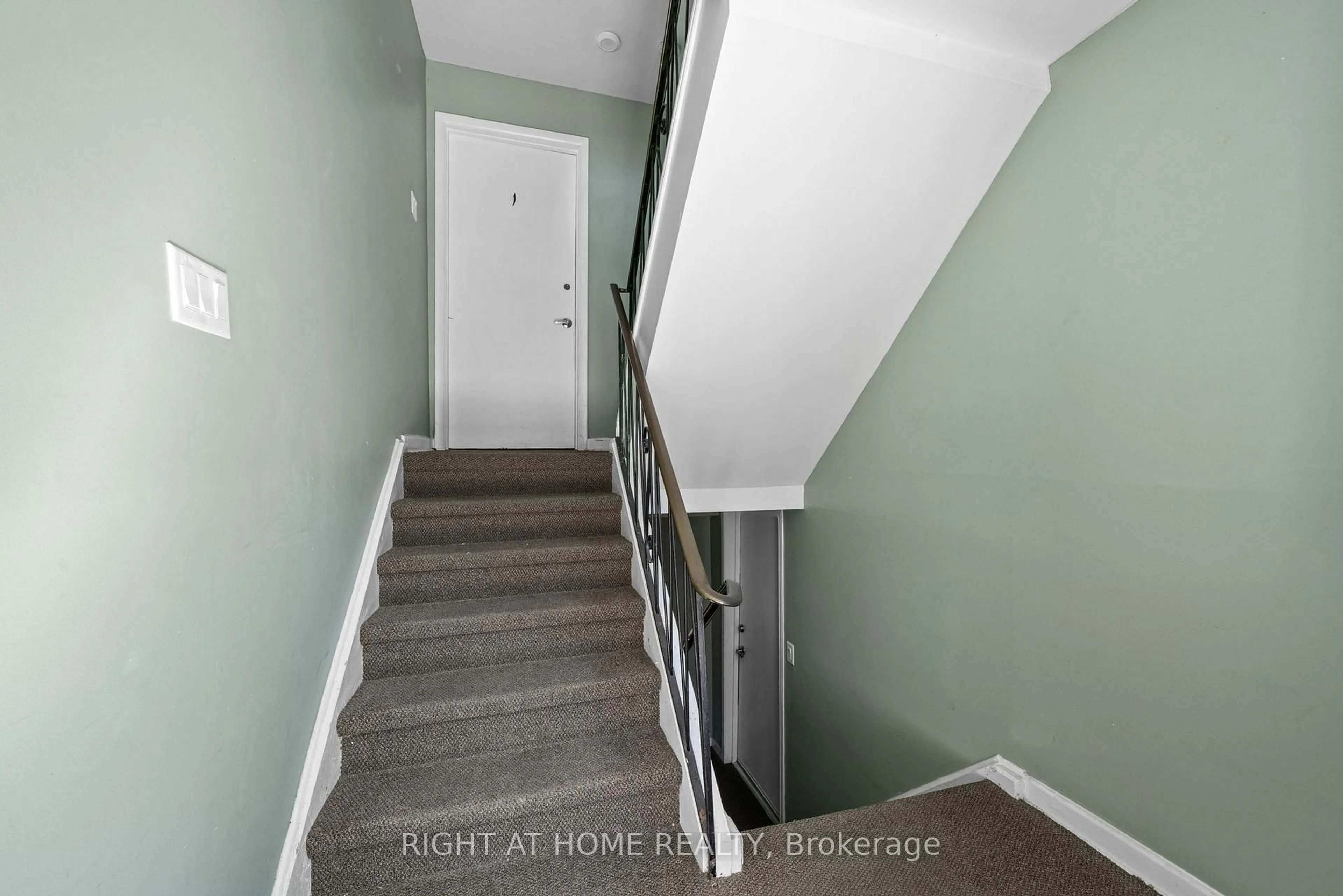 Unknown for 2709 DON St, Ottawa Ontario K2B 6Y4