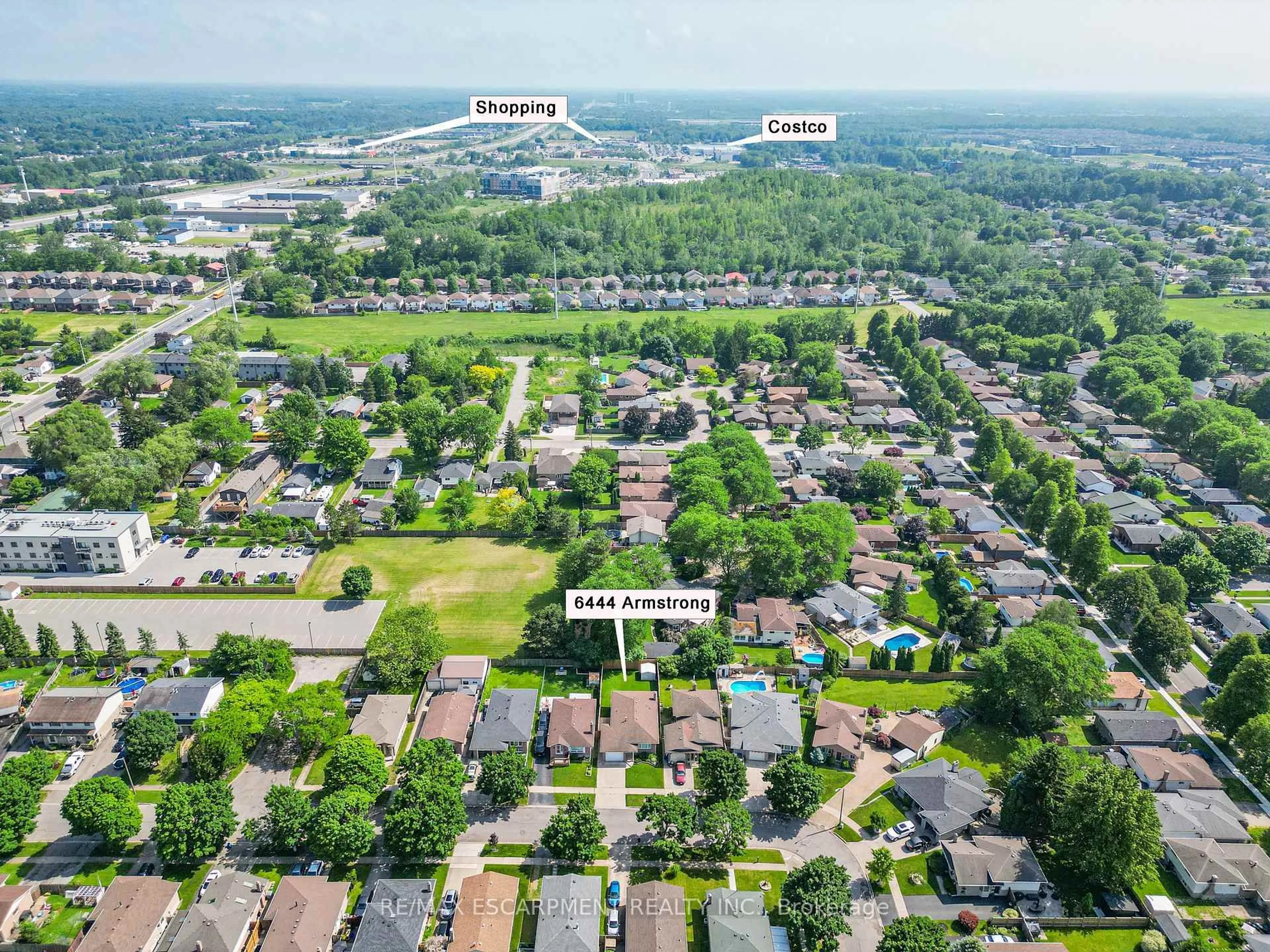 A pic from outside/outdoor area/front of a property/back of a property/a pic from drone, street for 6444 Armstrong Dr, Niagara Falls Ontario L2H 2M1