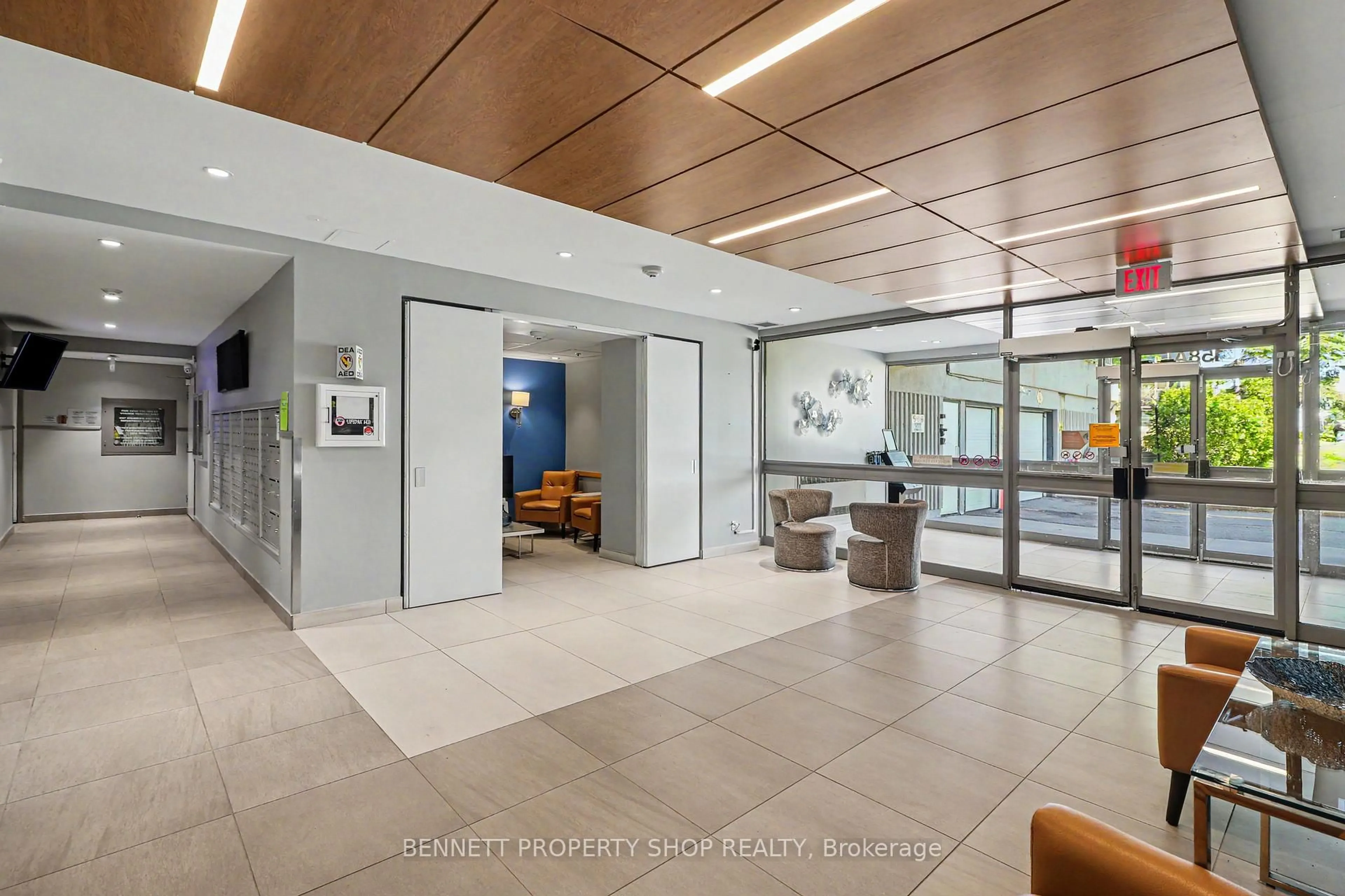 Indoor foyer for 158A McArthur Ave #804, Ottawa Ontario K1L 7E7