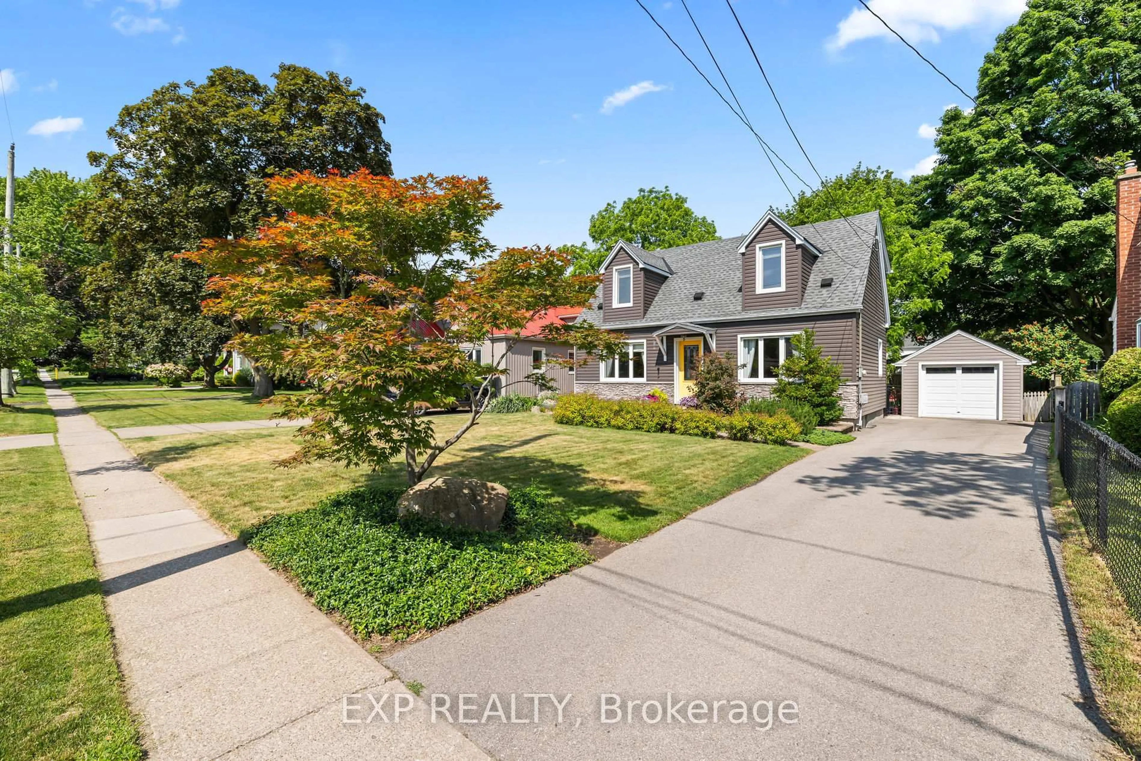 A pic from outside/outdoor area/front of a property/back of a property/a pic from drone, street for 4 Rosslyn Ave, Grimsby Ontario L3M 3G2