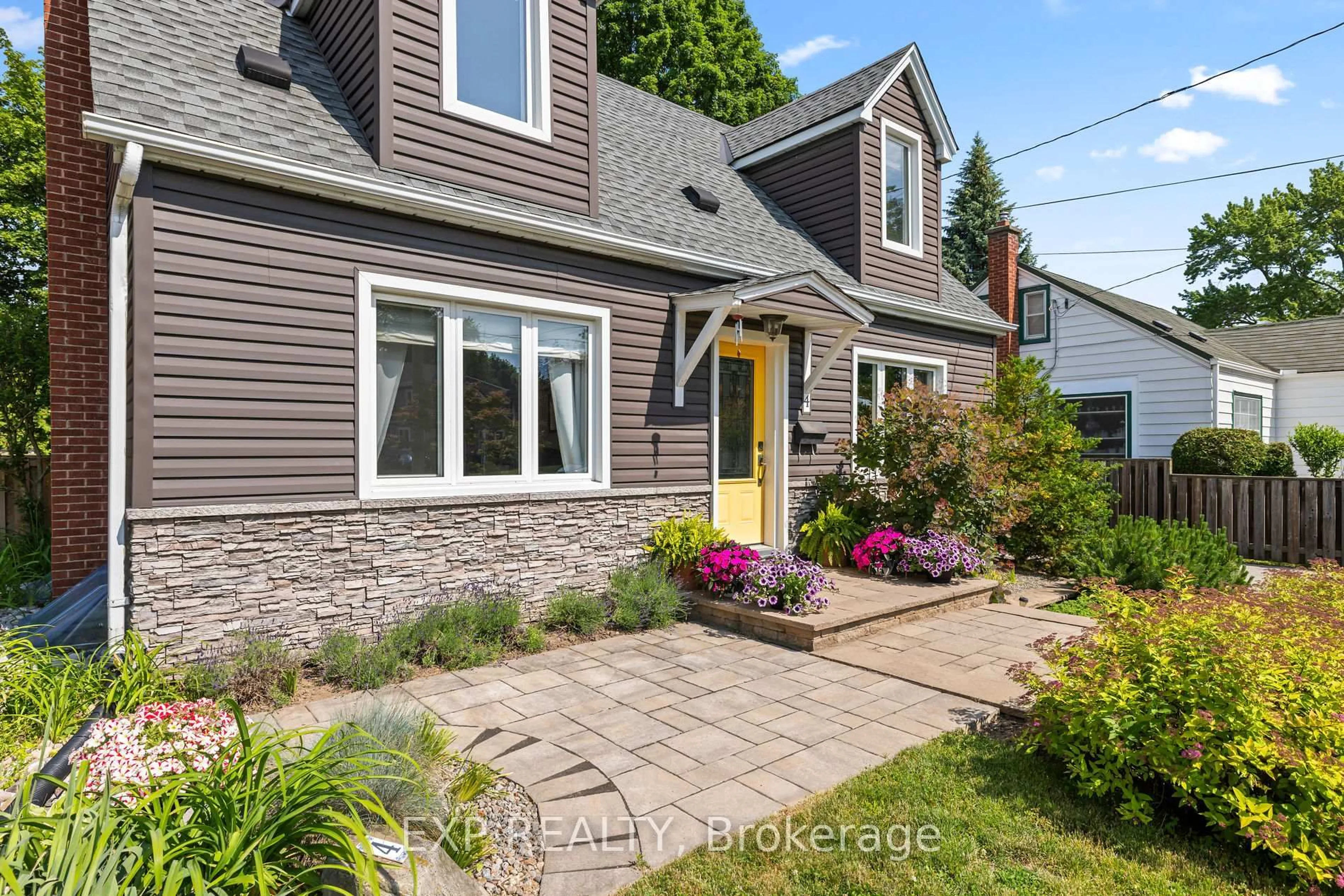 Home with brick exterior material, street for 4 Rosslyn Ave, Grimsby Ontario L3M 3G2