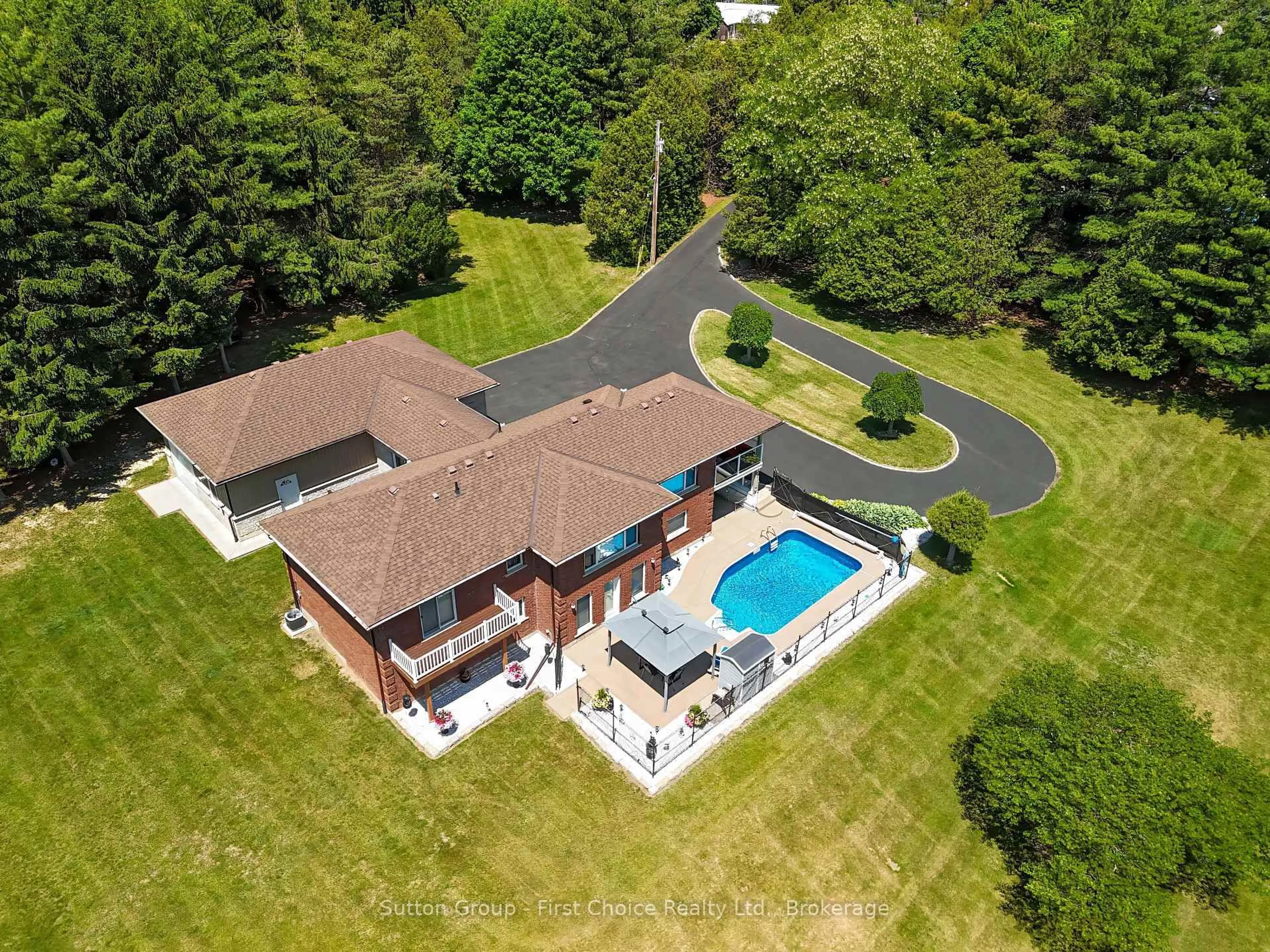 A pic from outside/outdoor area/front of a property/back of a property/a pic from drone, unknown for 276 Mechanic St, Norfolk Ontario N0E 1Y0