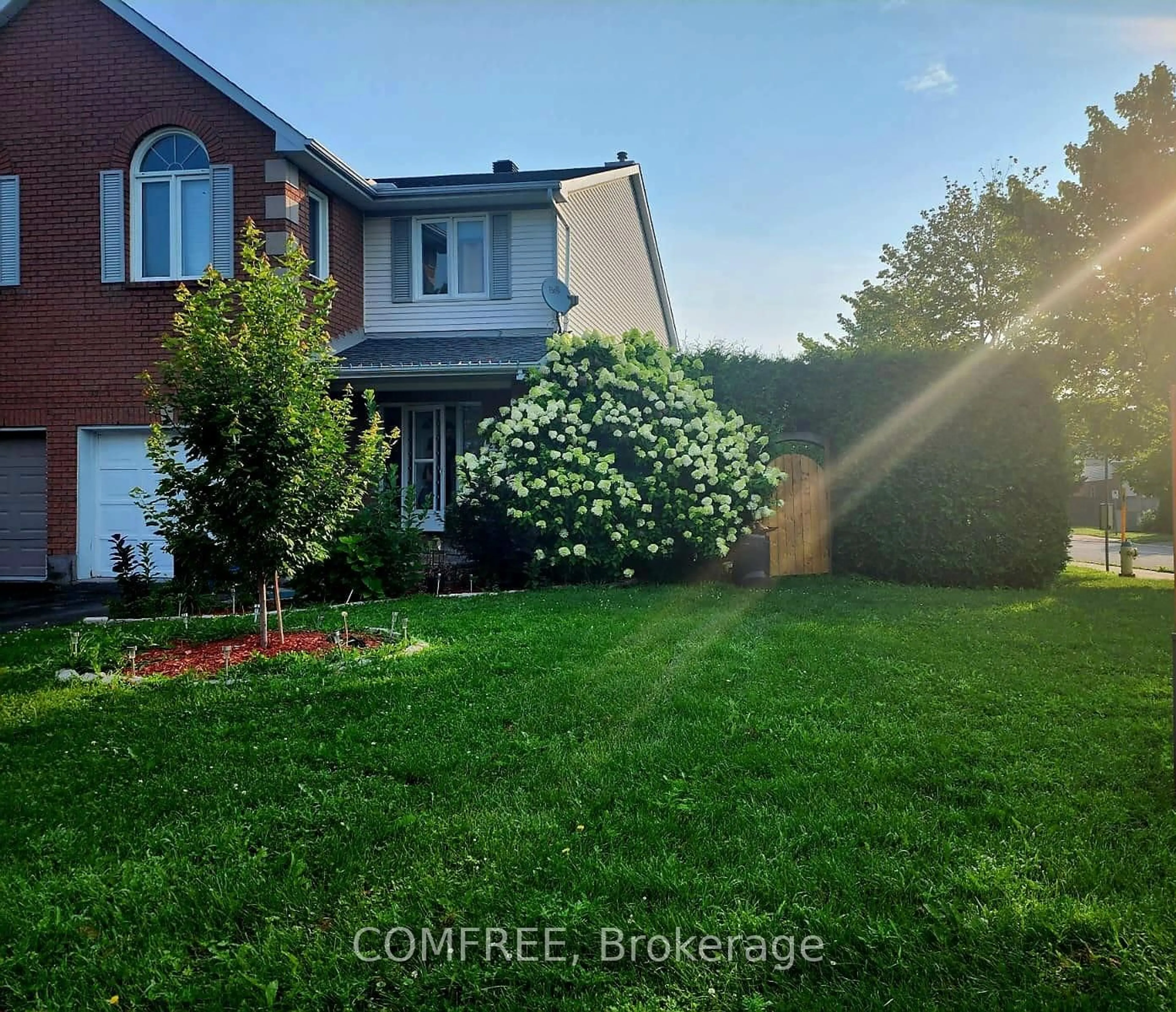 A pic from outside/outdoor area/front of a property/back of a property/a pic from drone, street for 2215 Saturn Cres, Ottawa Ontario K4A 3T6