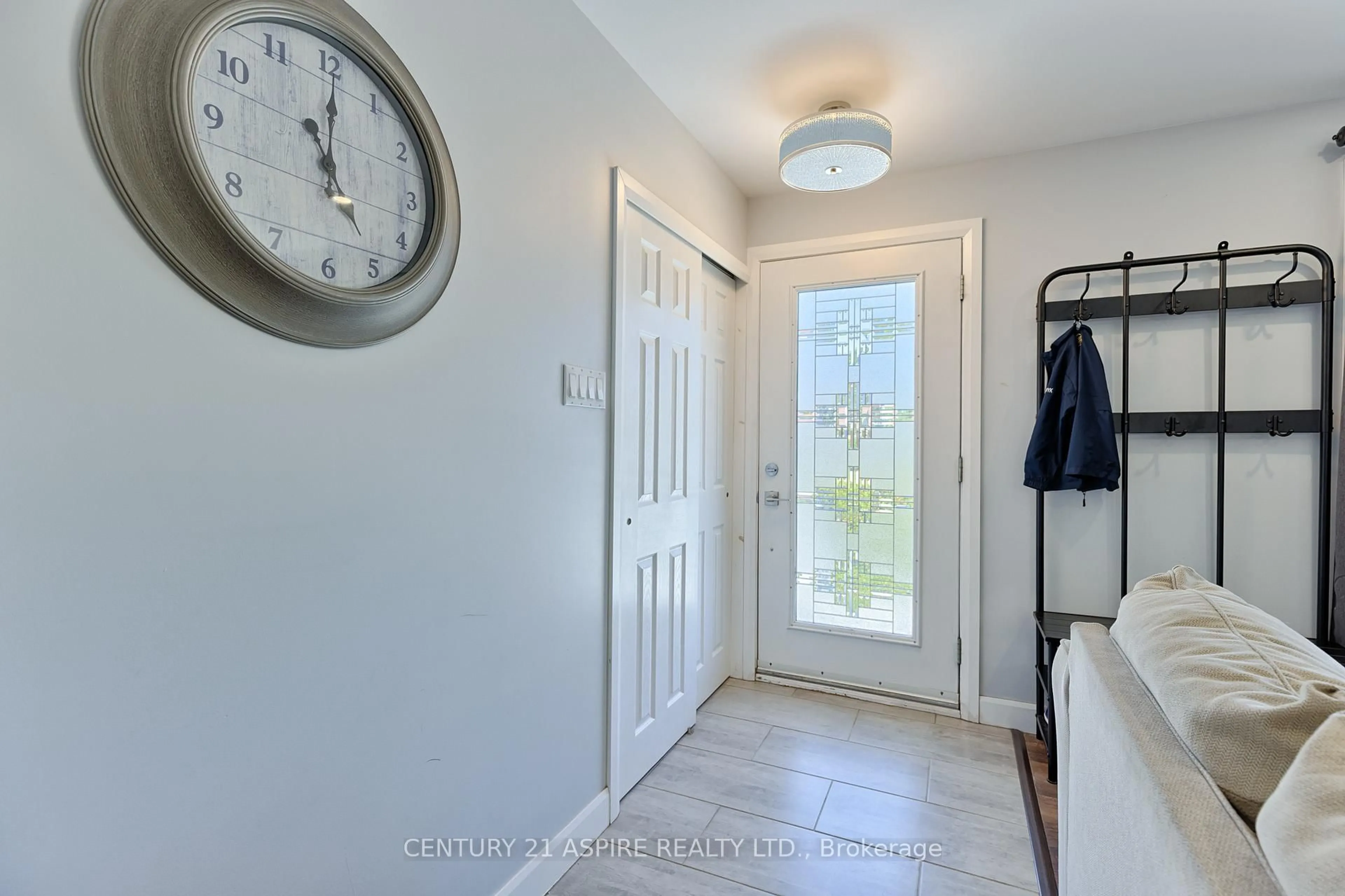 Indoor entryway for 17 Maple Ave, Petawawa Ontario K8H 2Y4