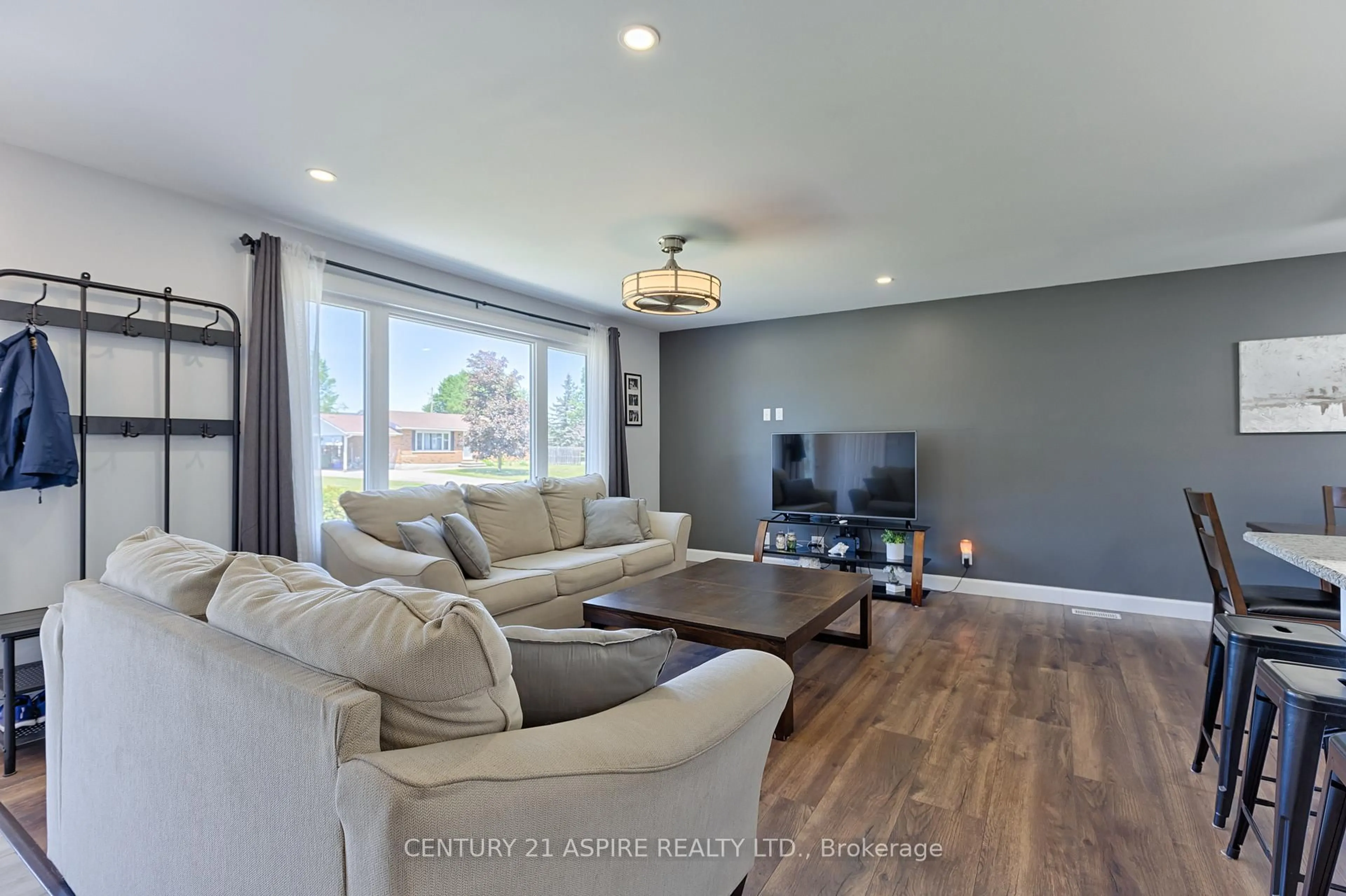 Living room with furniture, wood/laminate floor for 17 Maple Ave, Petawawa Ontario K8H 2Y4