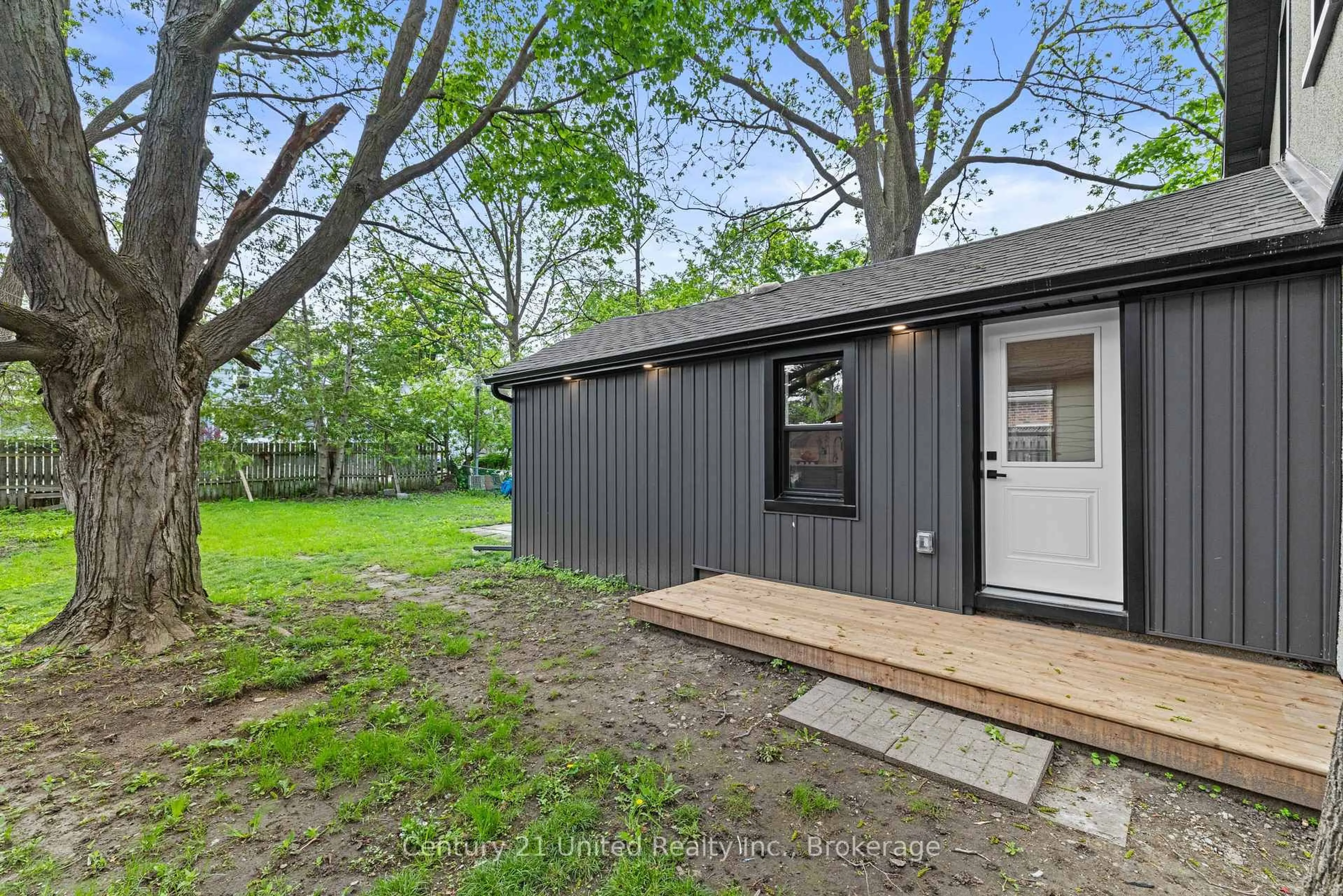 Shed for 633 Rogers St, Peterborough Ontario K9H 1X9