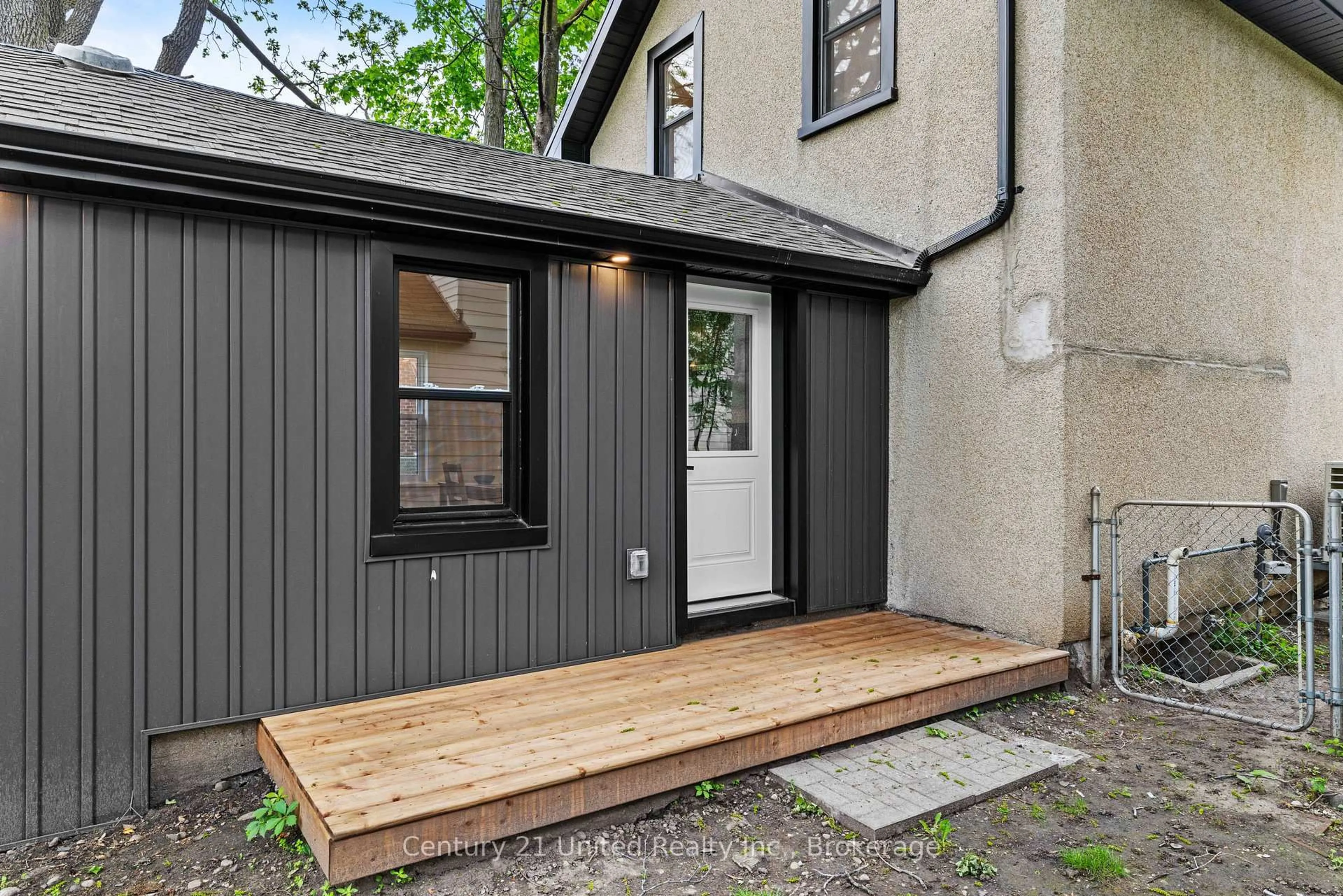 Home with vinyl exterior material, street for 633 Rogers St, Peterborough Ontario K9H 1X9