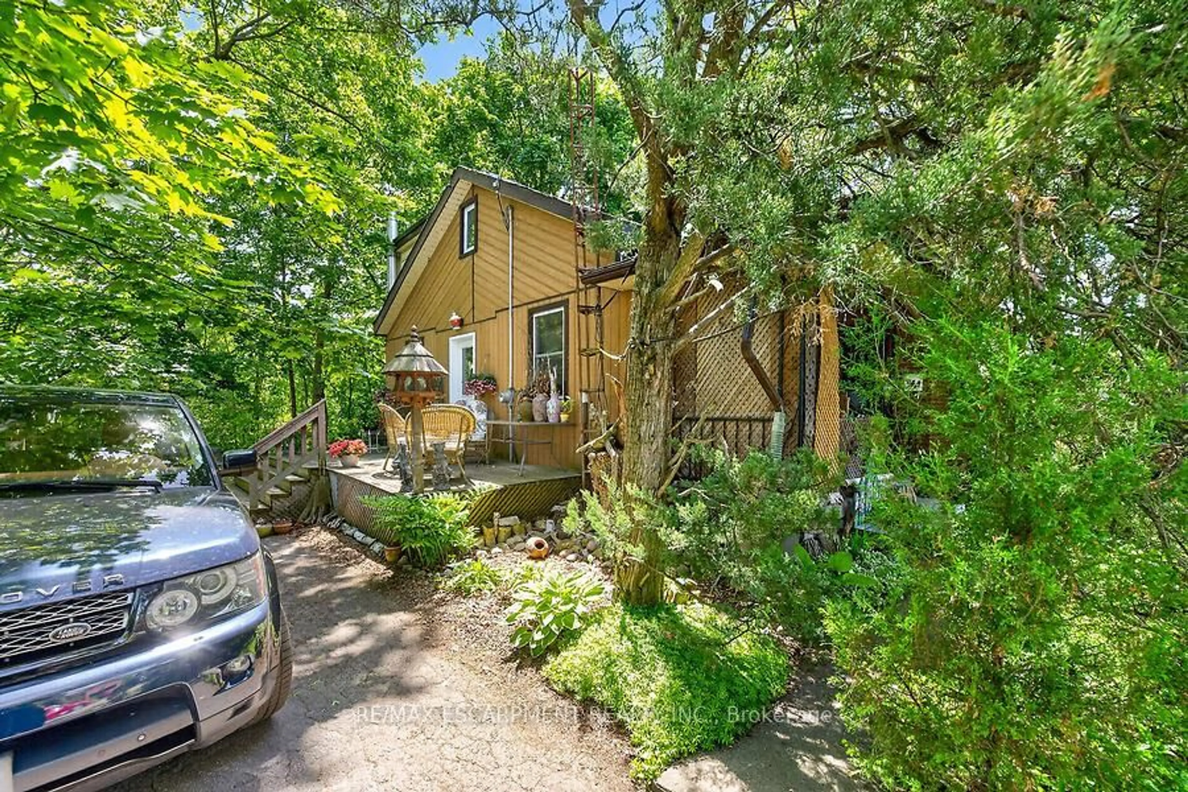 A pic from outside/outdoor area/front of a property/back of a property/a pic from drone, street for 104 Teal Ave, Hamilton Ontario L8E 3B4