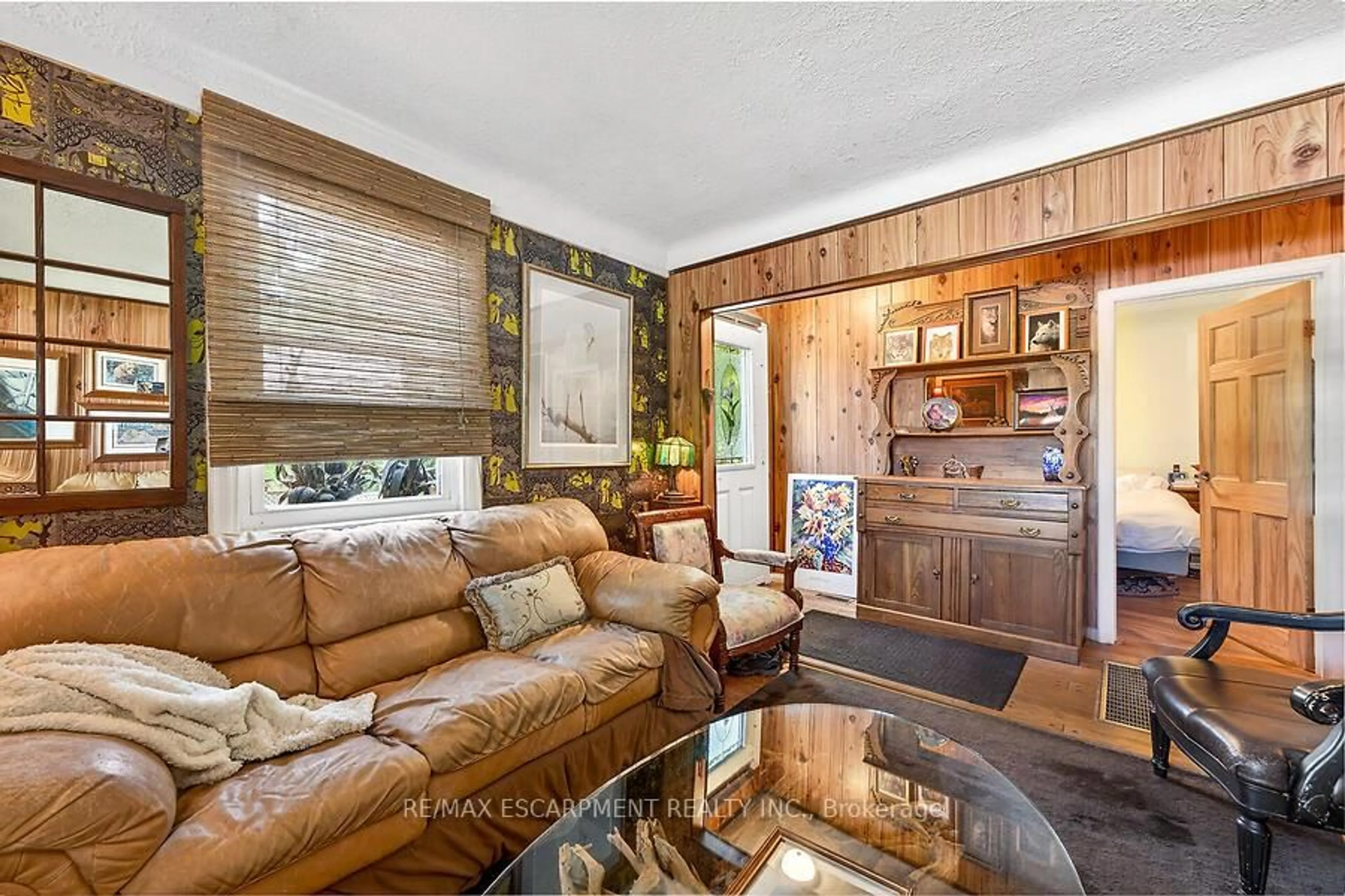 Living room with furniture, wood/laminate floor for 104 Teal Ave, Hamilton Ontario L8E 3B4