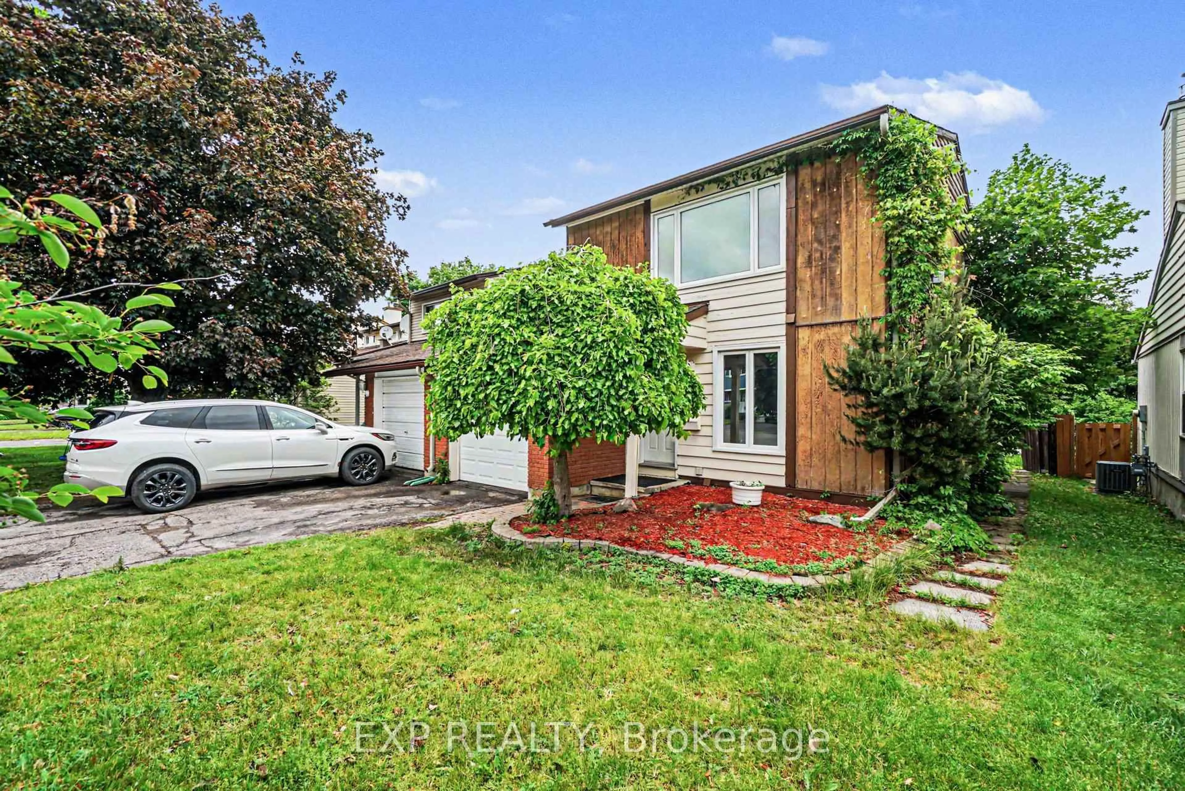 A pic from outside/outdoor area/front of a property/back of a property/a pic from drone, street for 82 Sherway Dr, Ottawa Ontario K2J 1N8