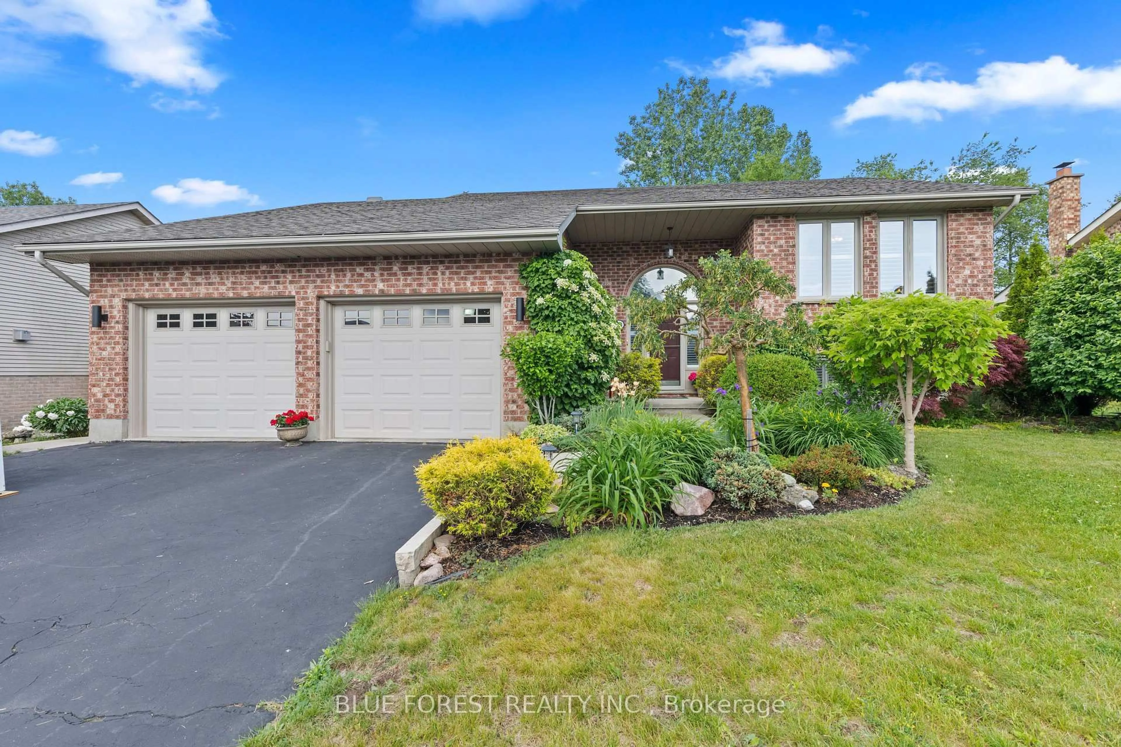Home with brick exterior material, unknown for 29 Village Gate Cres, Thames Centre Ontario N0L 1G3