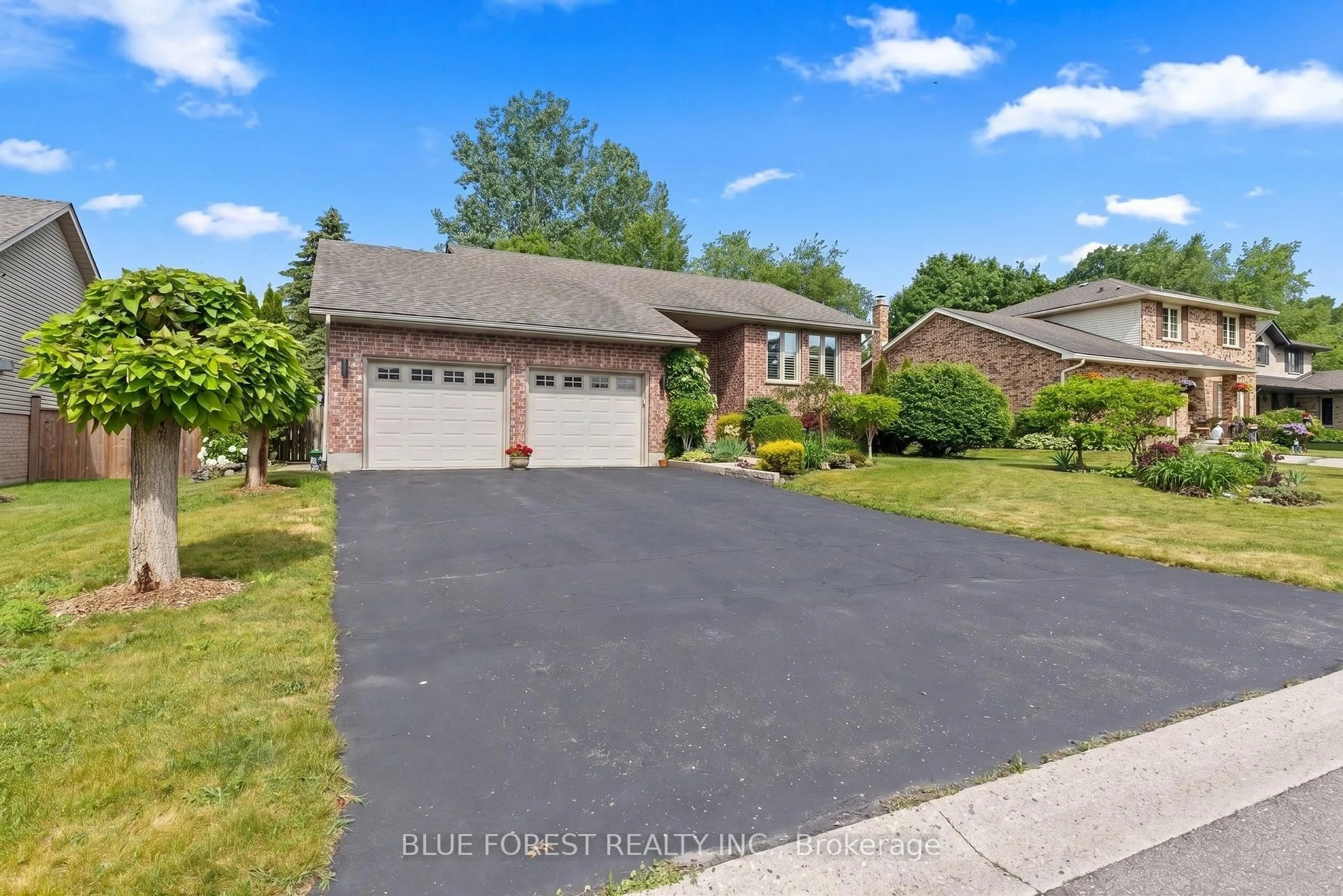 A pic from outside/outdoor area/front of a property/back of a property/a pic from drone, street for 29 Village Gate Cres, Thames Centre Ontario N0L 1G3