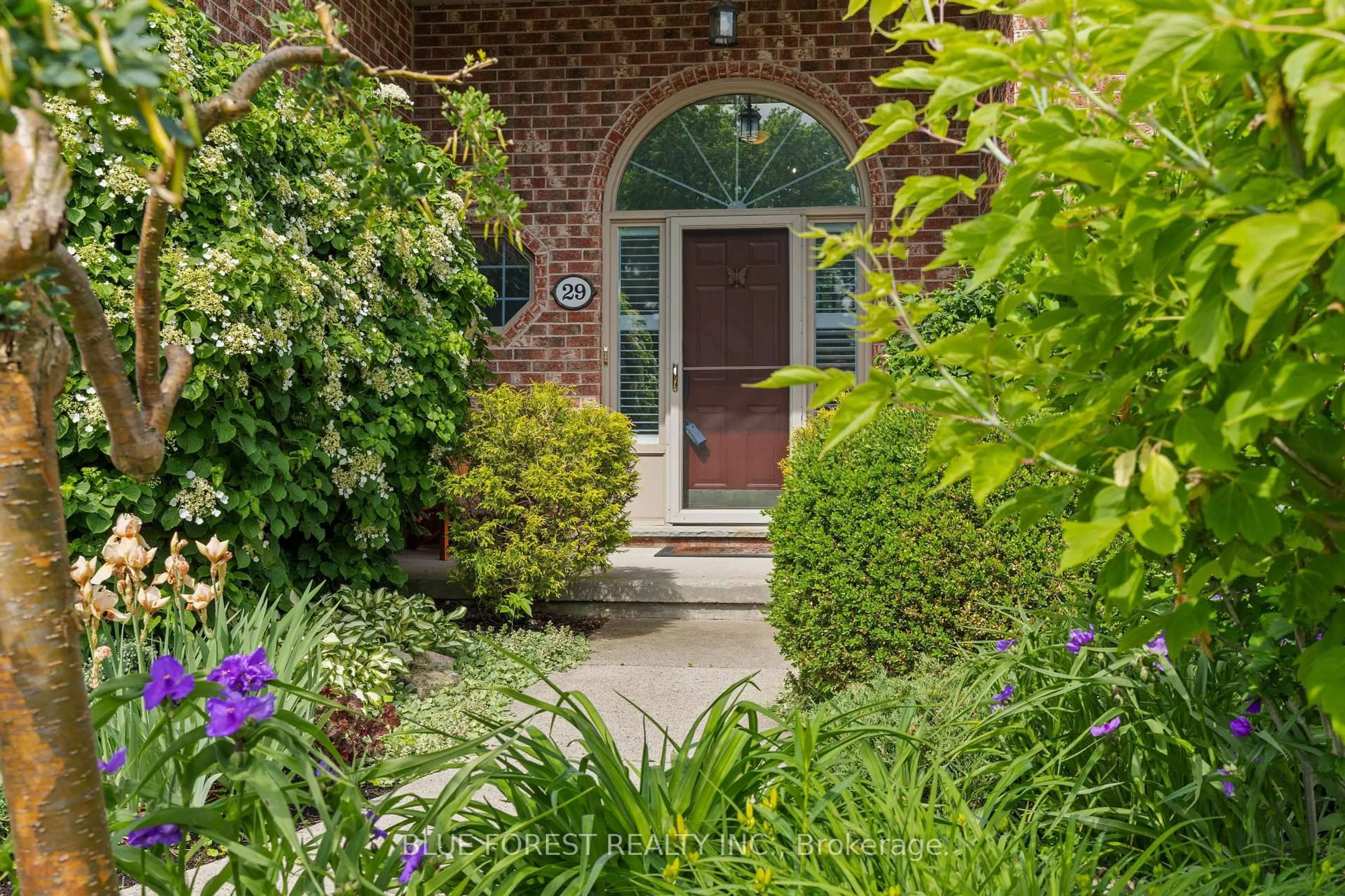 Indoor entryway for 29 Village Gate Cres, Thames Centre Ontario N0L 1G3