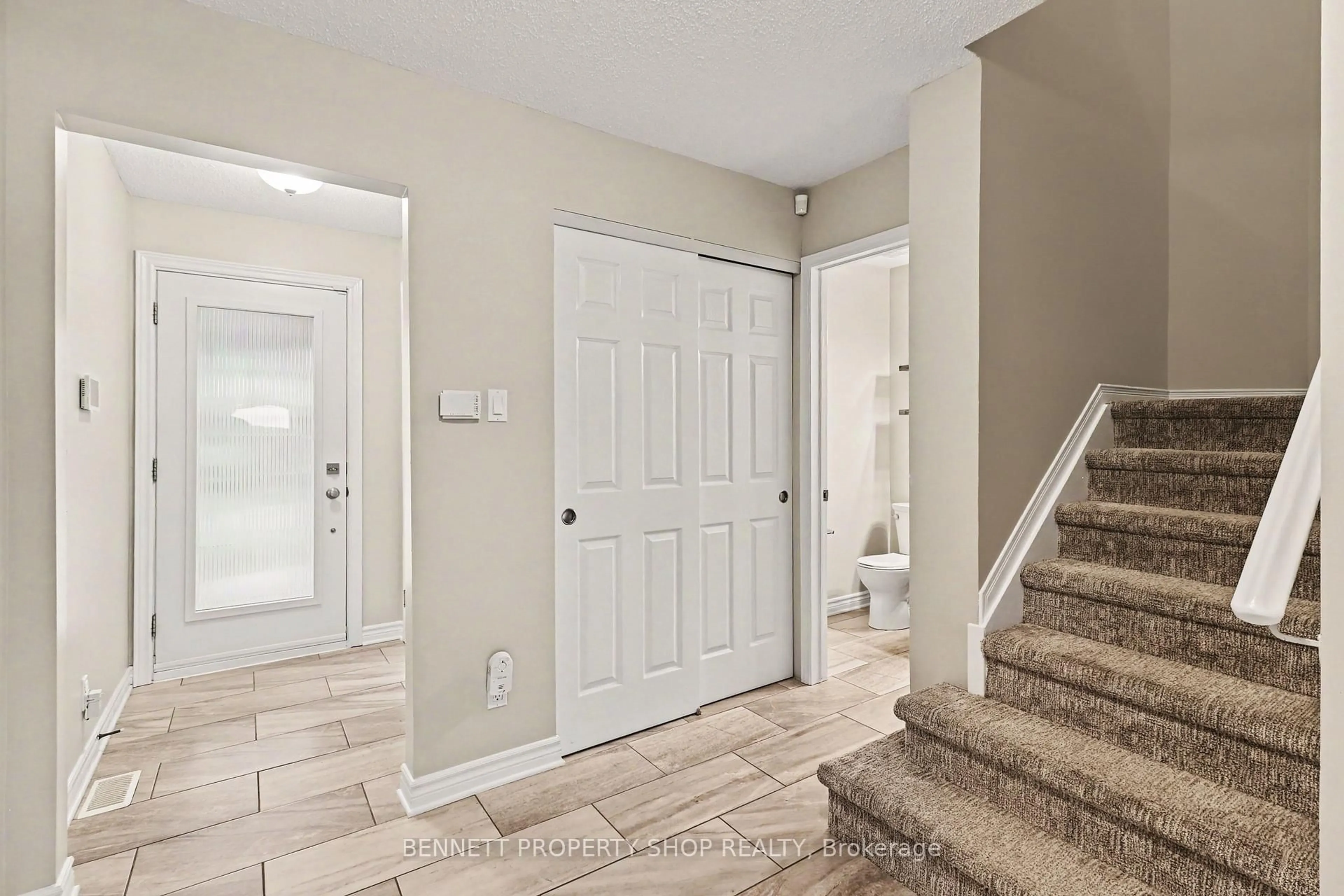 Indoor entryway for 1474 Delia Cres, Orleans Ontario K4A 2Y2