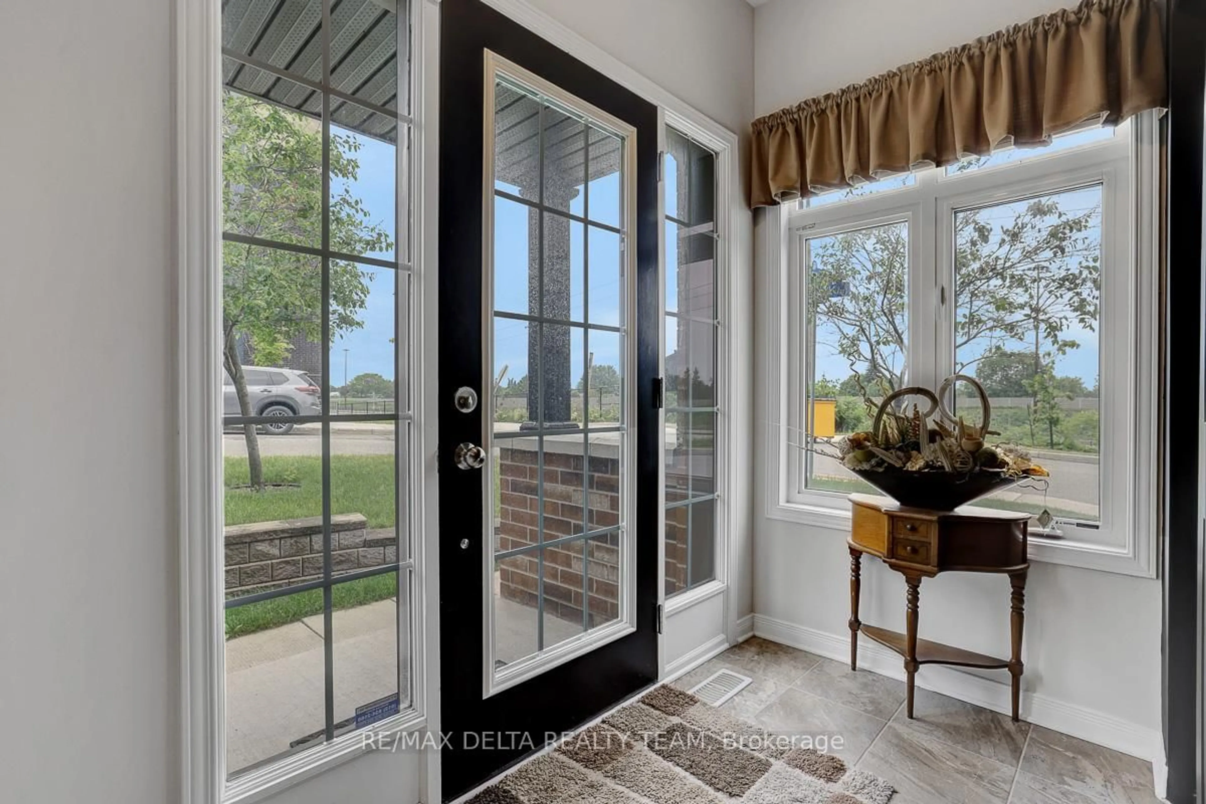 Indoor entryway for 275 Eric Czapnik Way, Ottawa Ontario K1E 0B4