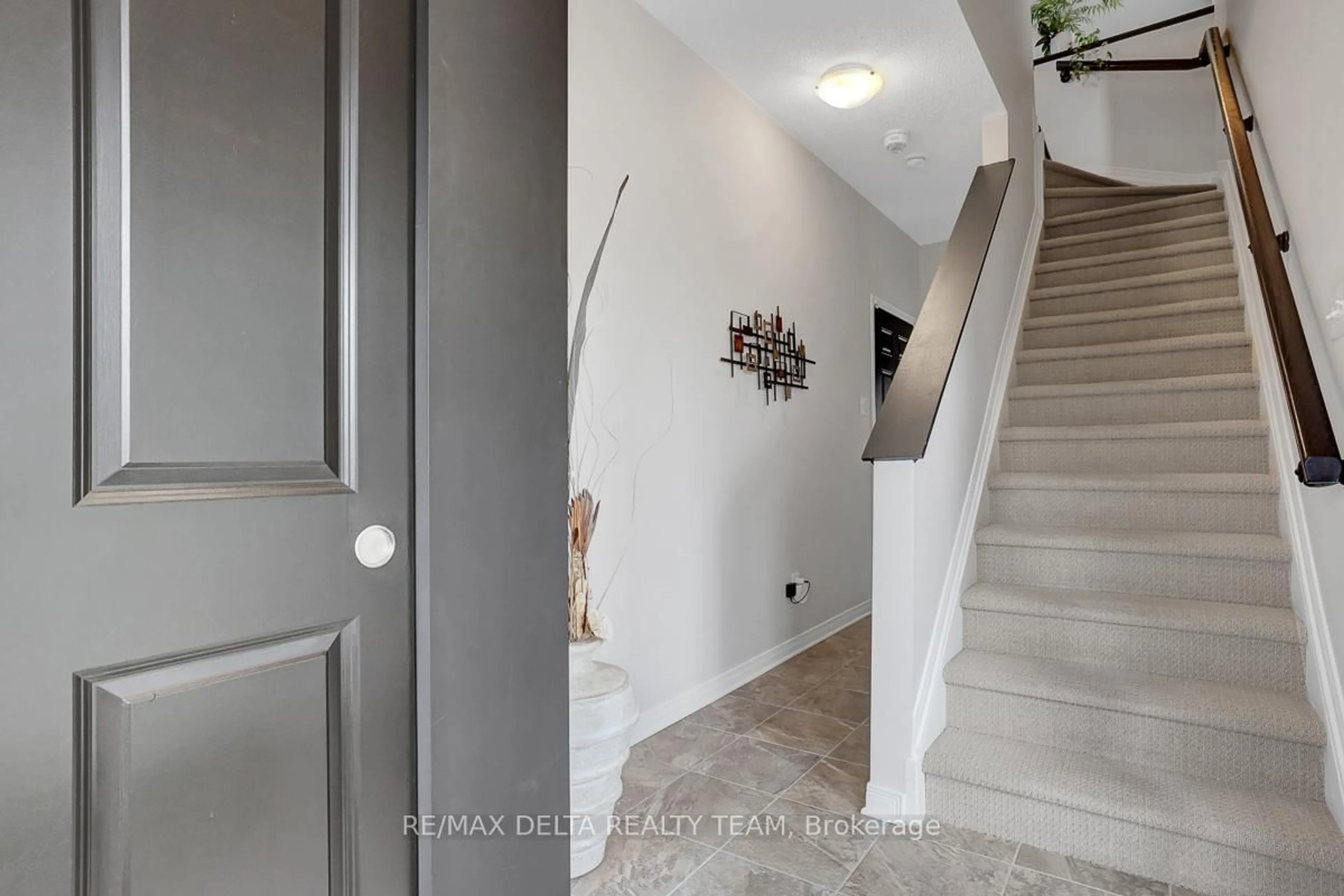 Indoor entryway for 275 Eric Czapnik Way, Ottawa Ontario K1E 0B4