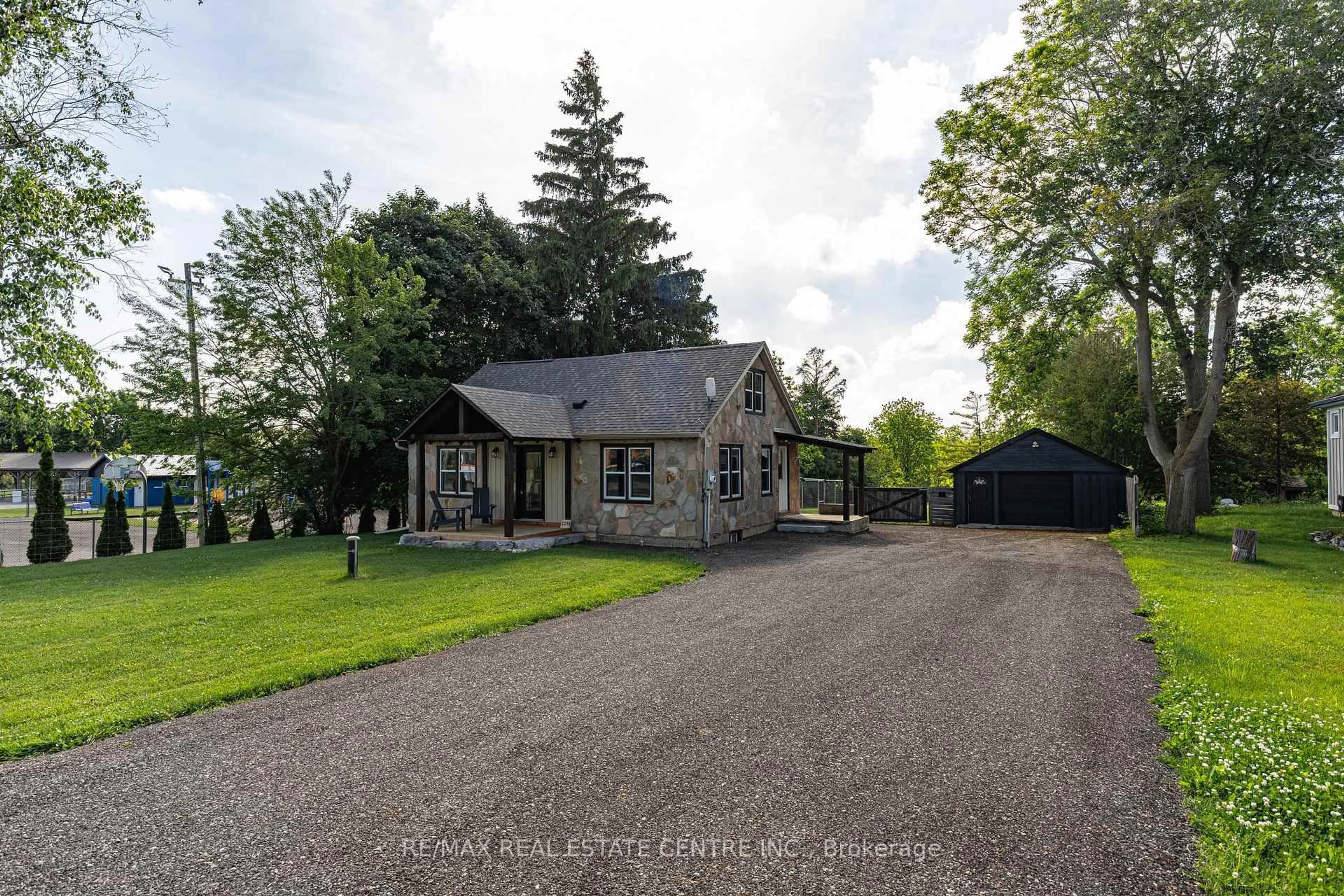 A pic from outside/outdoor area/front of a property/back of a property/a pic from drone, street for 1235 Sheffield Rd, Hamilton Ontario L0R 1Z0