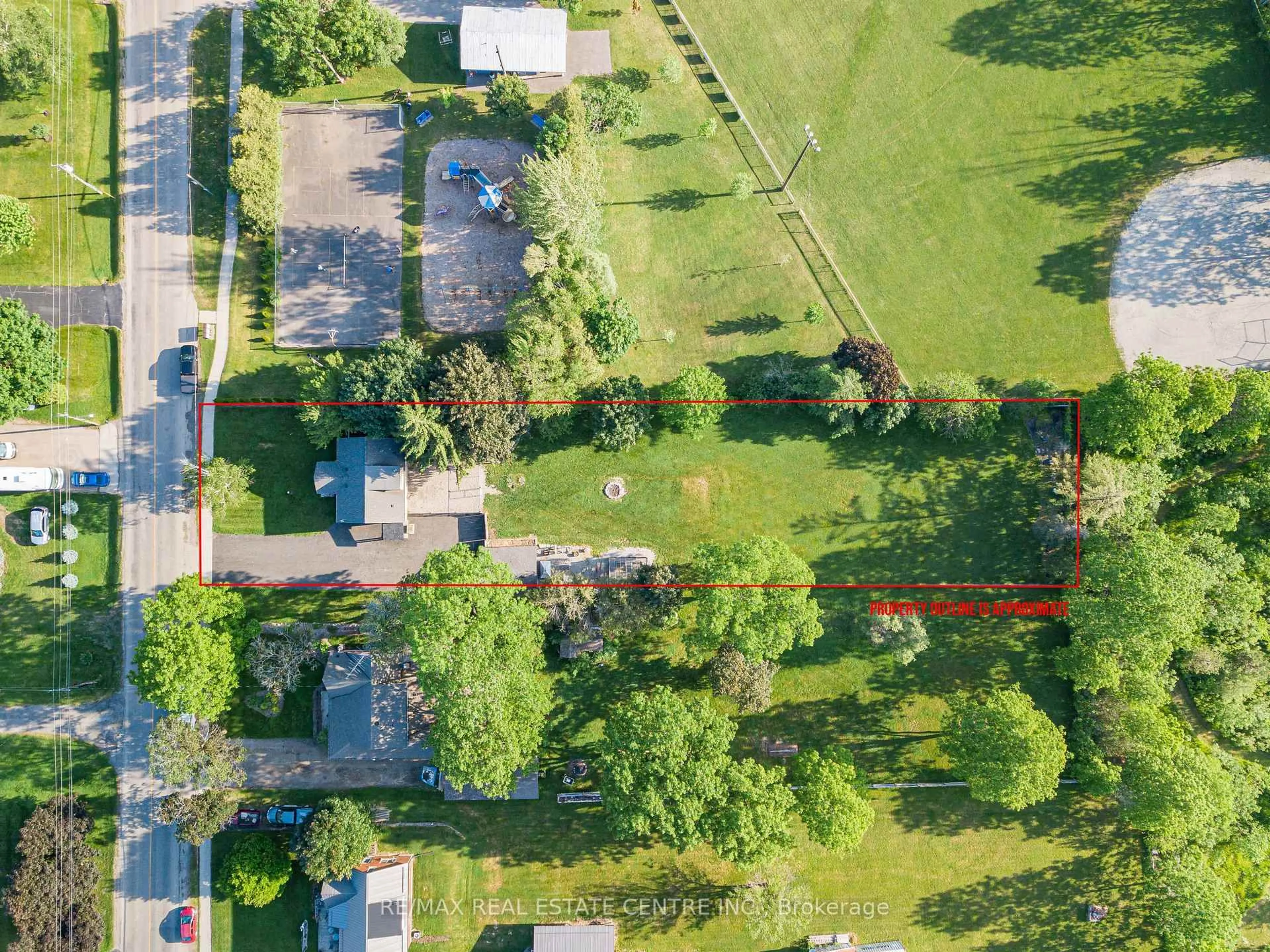 A pic from outside/outdoor area/front of a property/back of a property/a pic from drone, unknown for 1235 Sheffield Rd, Hamilton Ontario L0R 1Z0