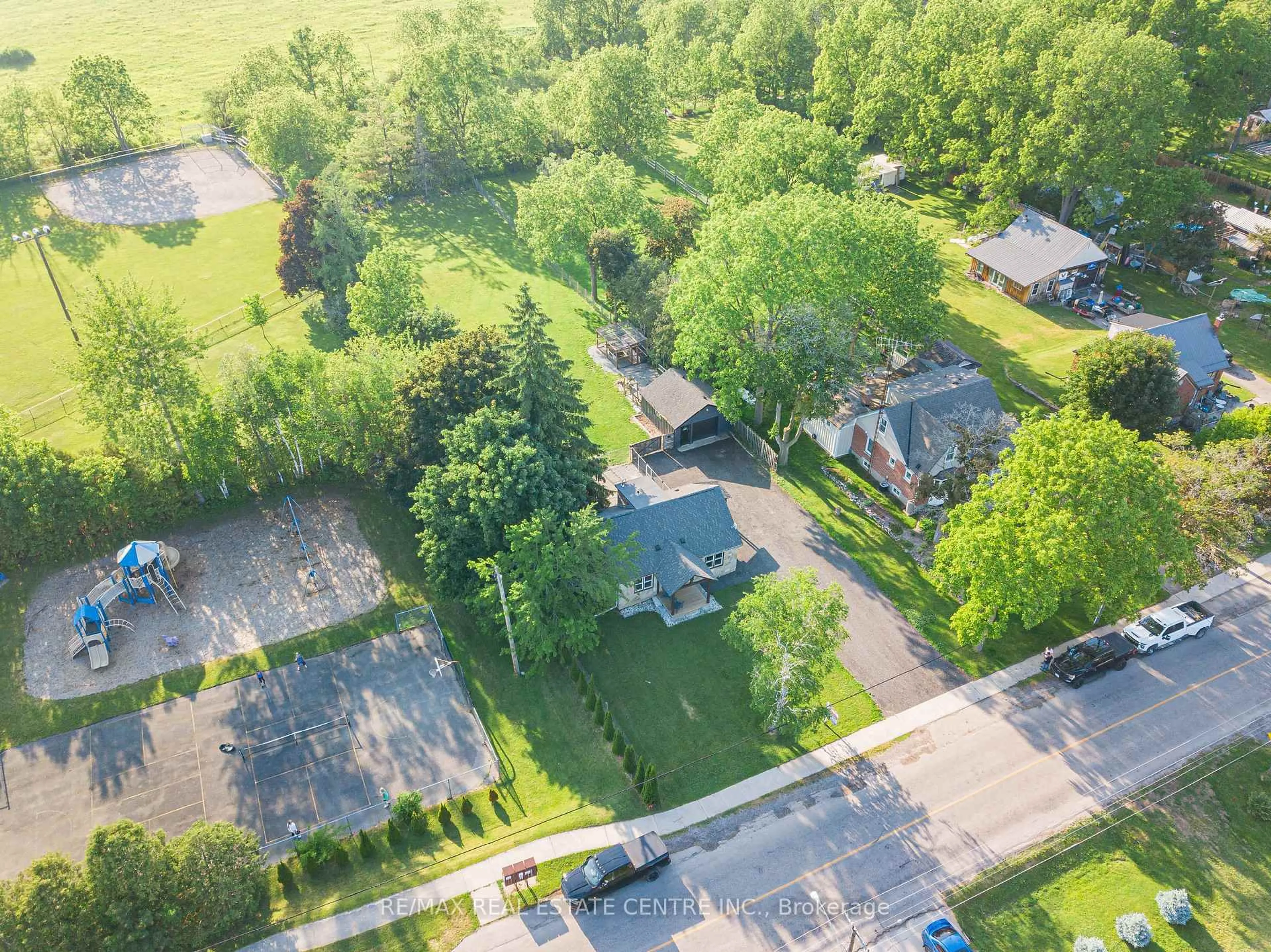 A pic from outside/outdoor area/front of a property/back of a property/a pic from drone, street for 1235 Sheffield Rd, Hamilton Ontario L0R 1Z0