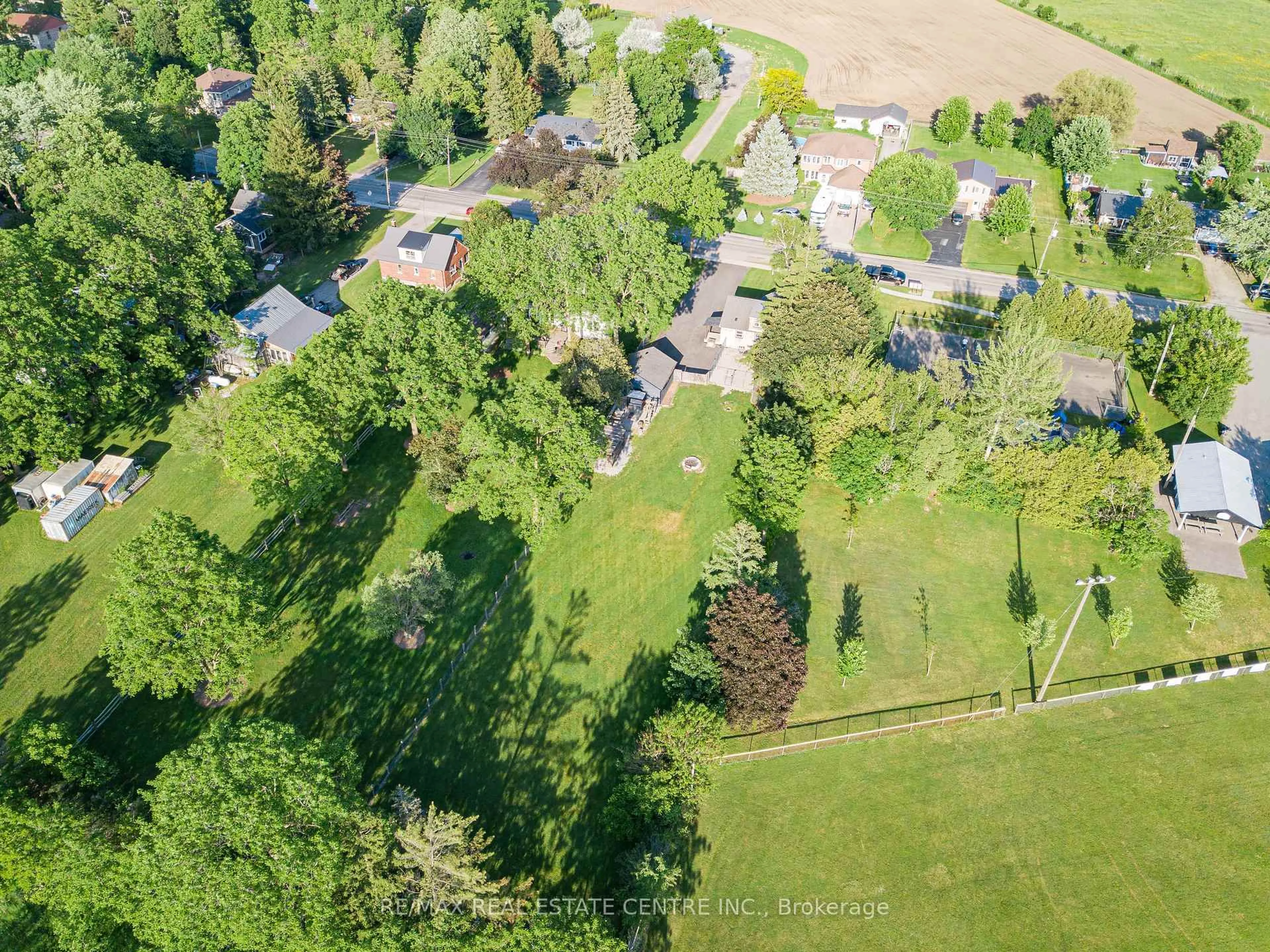 A pic from outside/outdoor area/front of a property/back of a property/a pic from drone, unknown for 1235 Sheffield Rd, Hamilton Ontario L0R 1Z0