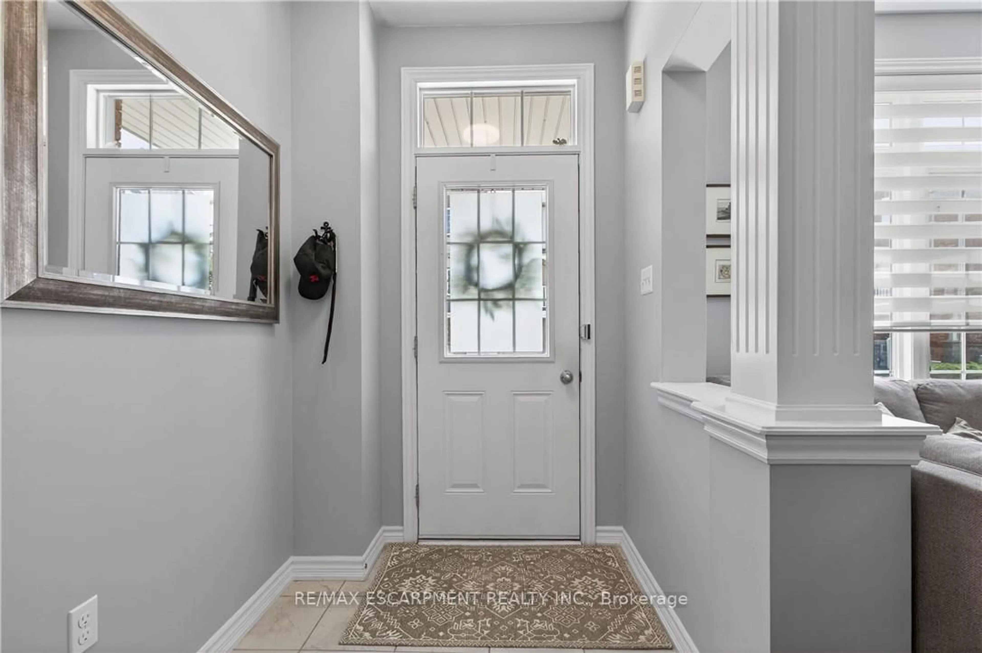 Indoor entryway for 54 NISBET Blvd #33, Hamilton Ontario L8B 0Y3