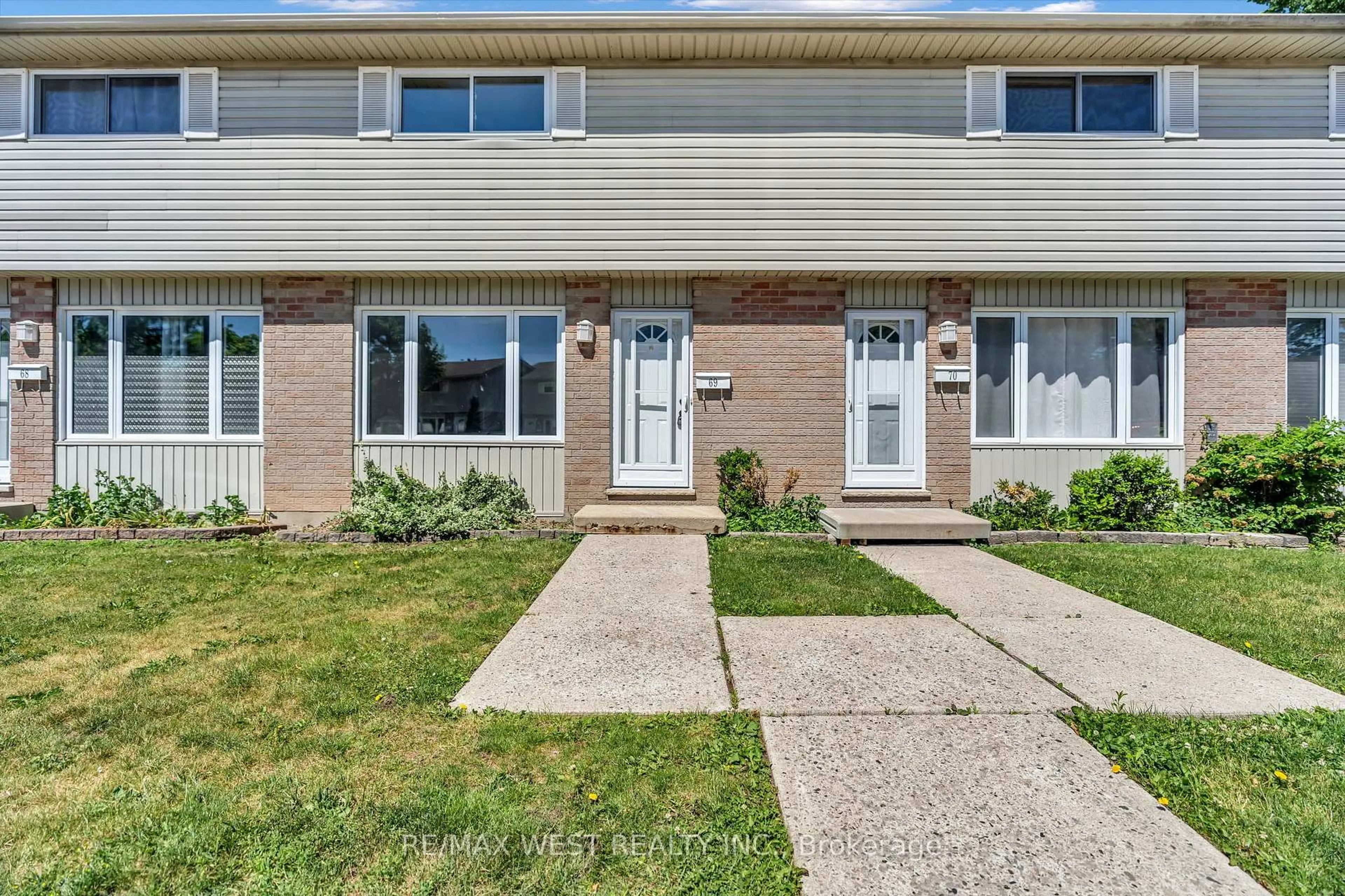 Home with vinyl exterior material, street for 1095 Jalna Blvd #69, London South Ontario N6E 2Y7